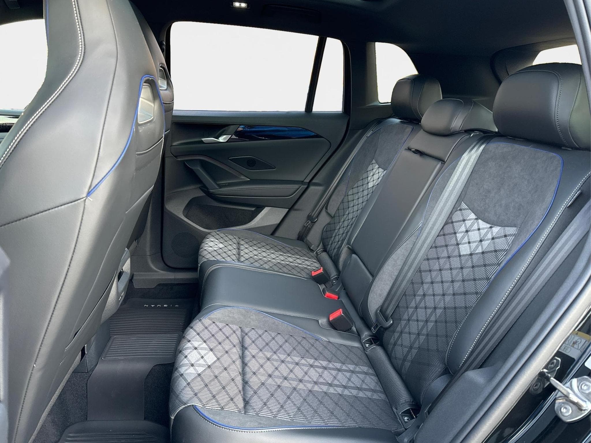 VW Tiguan R-Line Edition (2025) - Photo 17