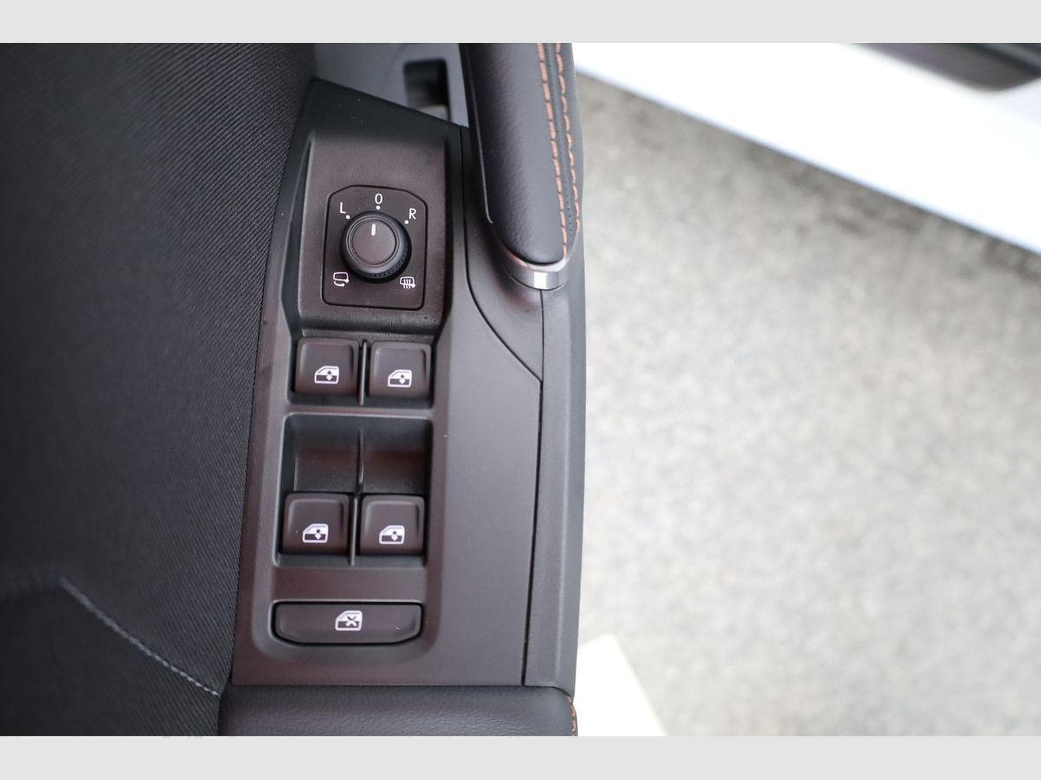 Cupra Leon 1.5 eTSI 110 kW (2026) - Photo 8