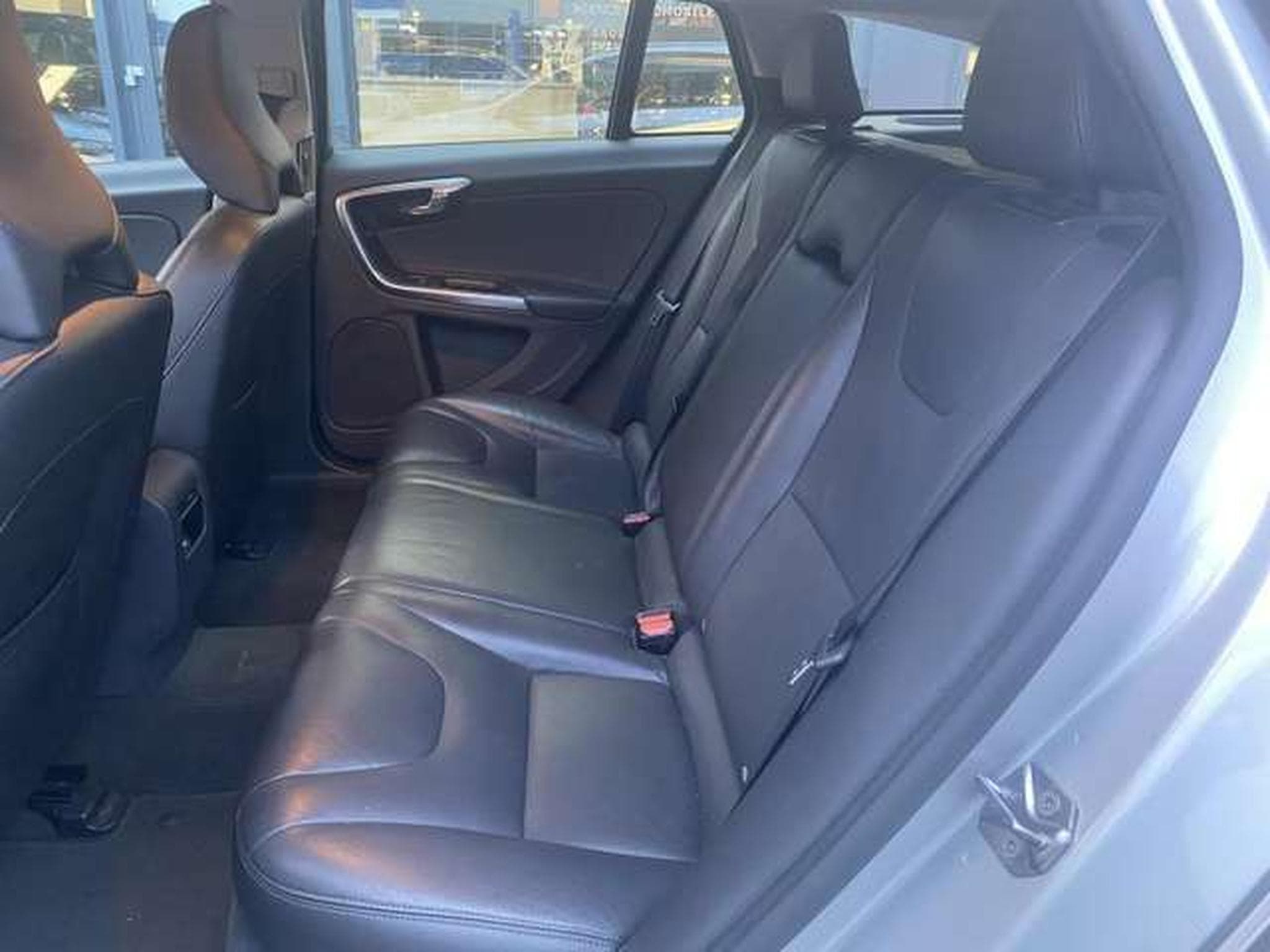 Volvo V60 vente privé (2018) - Photo 13