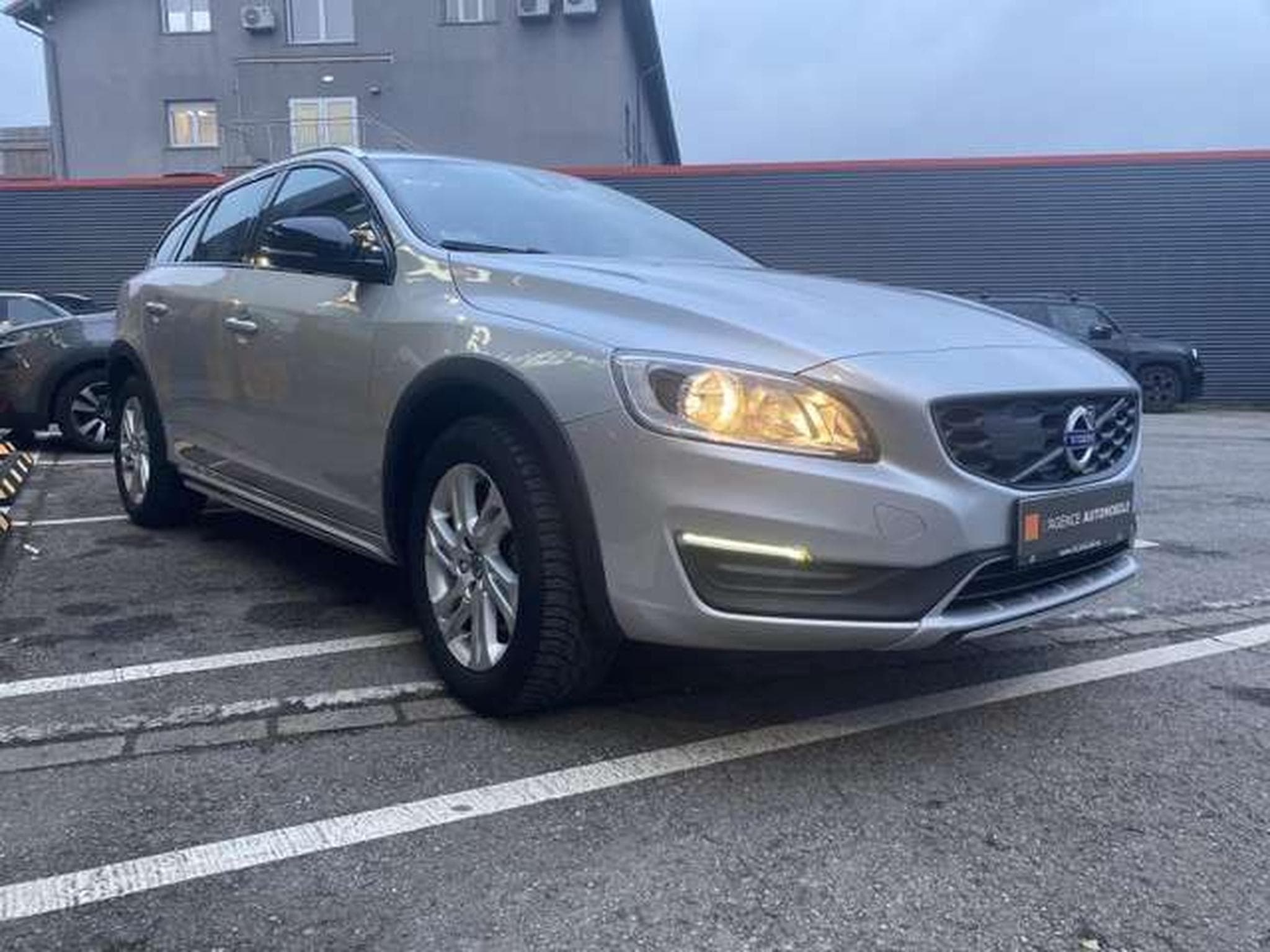 Volvo V60 vente privé (2018) - Photo 5