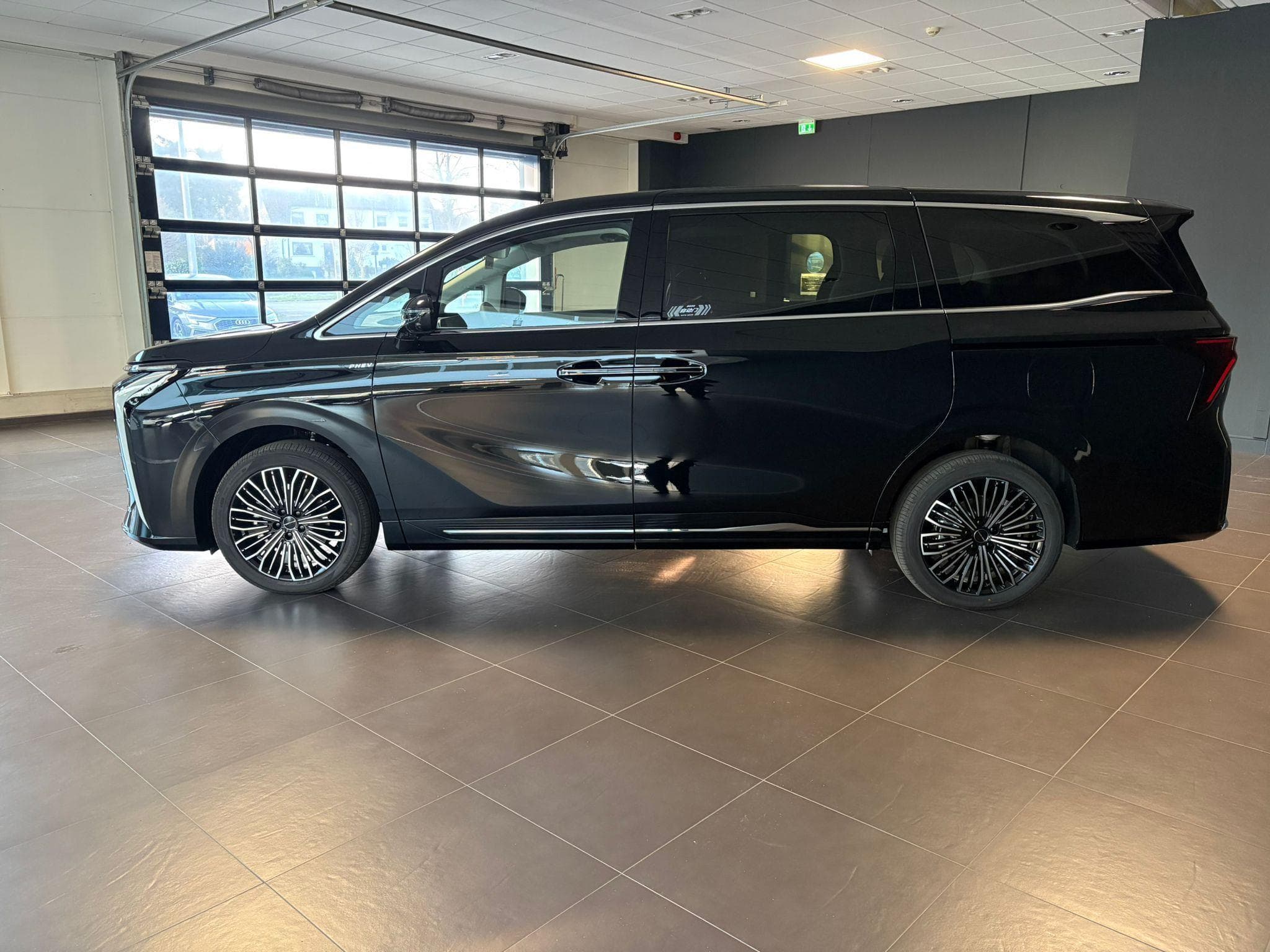 Forthing 9 1.5 PHEV 7 PLACES FULL HYBRID (2026) - Photo 3