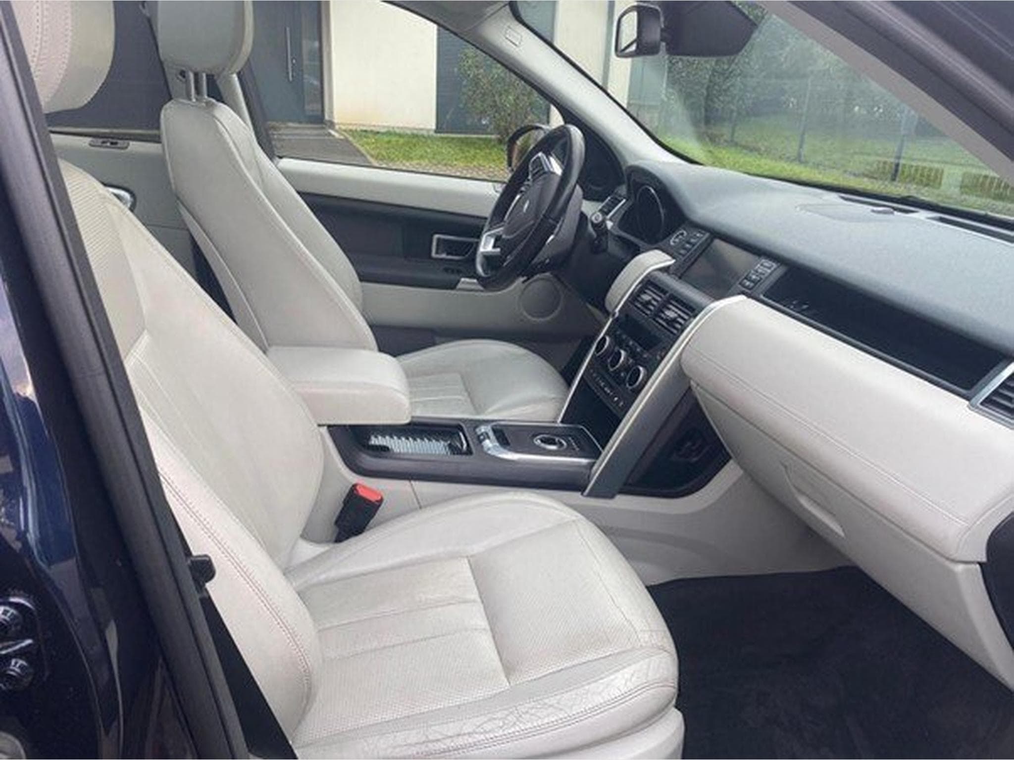 Land-Rover Discovery Sport 180 CH - HSE Luxury - Full options (2017) - Photo 8