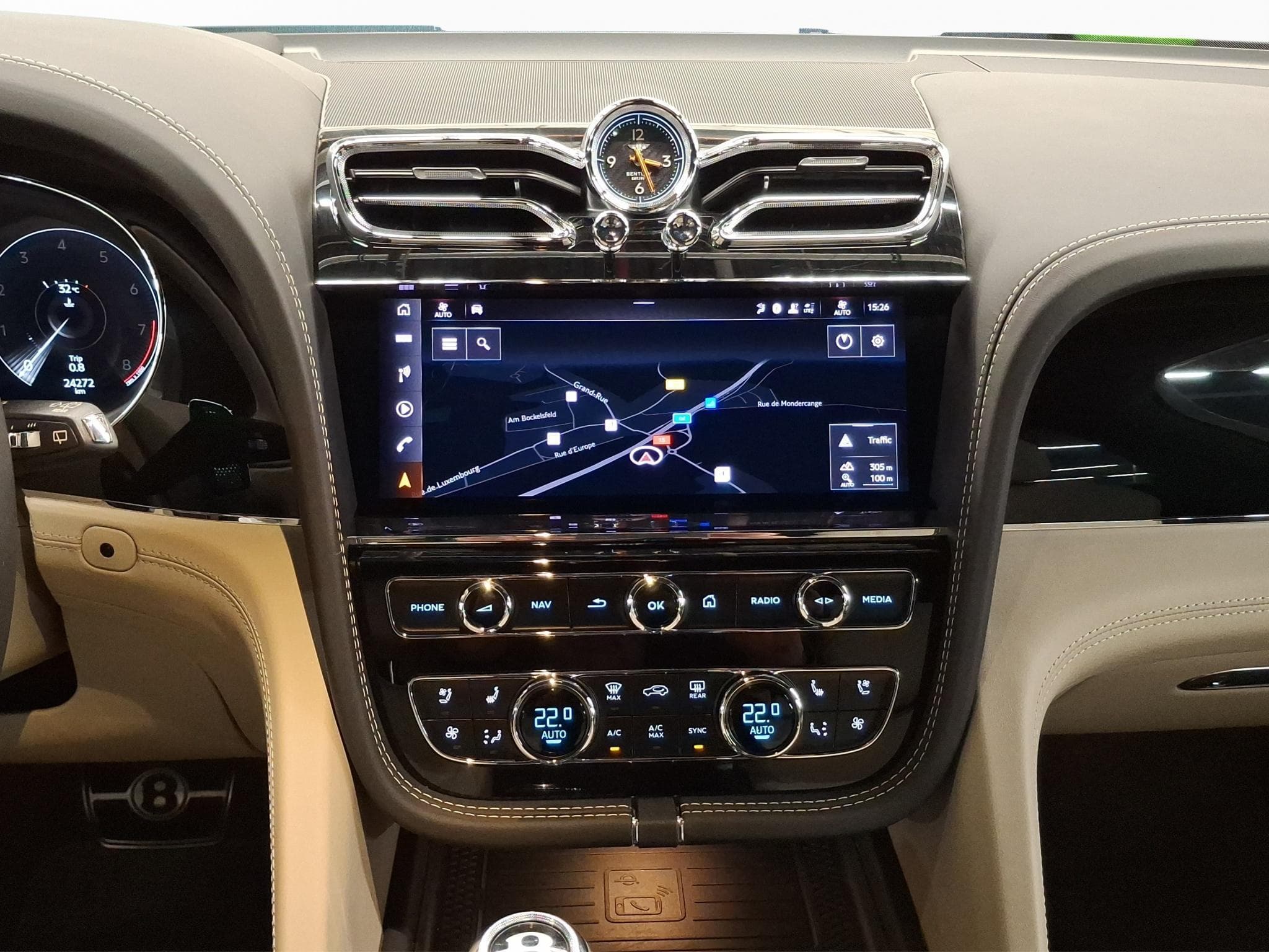 Bentley Bentayga V8 Azure (2023) - Photo 9