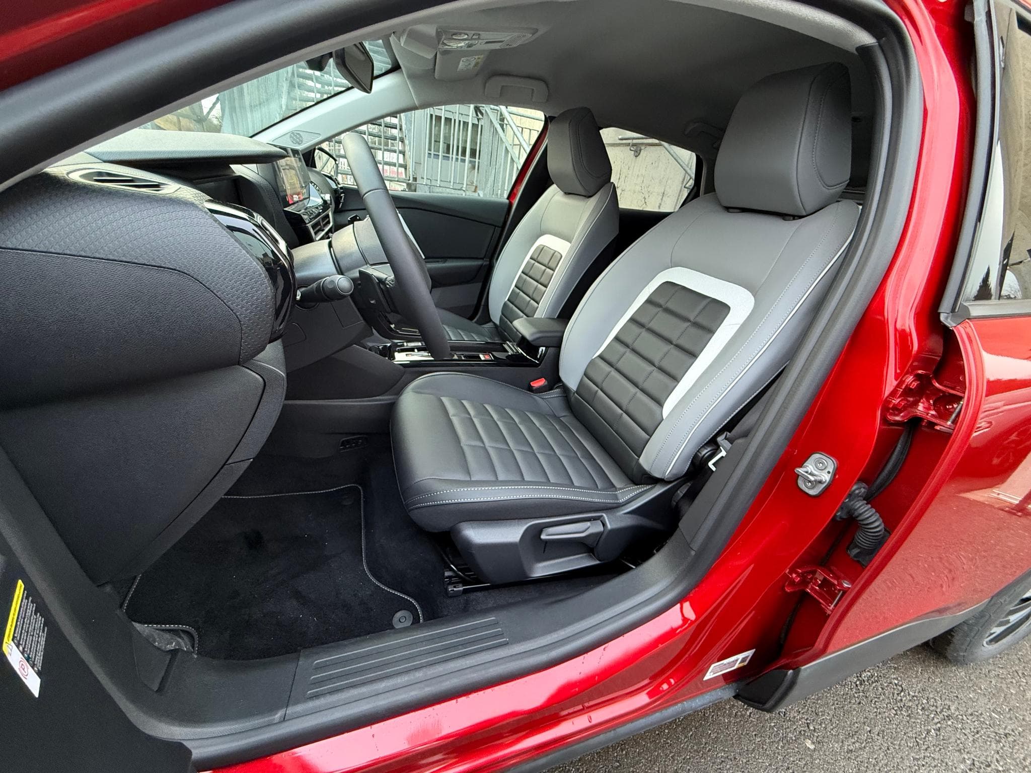 Citroën C4 1.2 HYBRID 145 E-DCS6 MAX (2025) - Photo 5