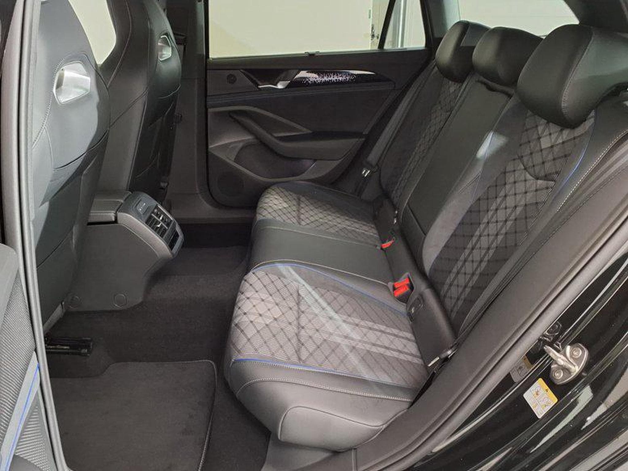 VW Passat Variant R-Line 2.0 TSI 7-Gang-DSG 4x4 (2026) - Photo 10