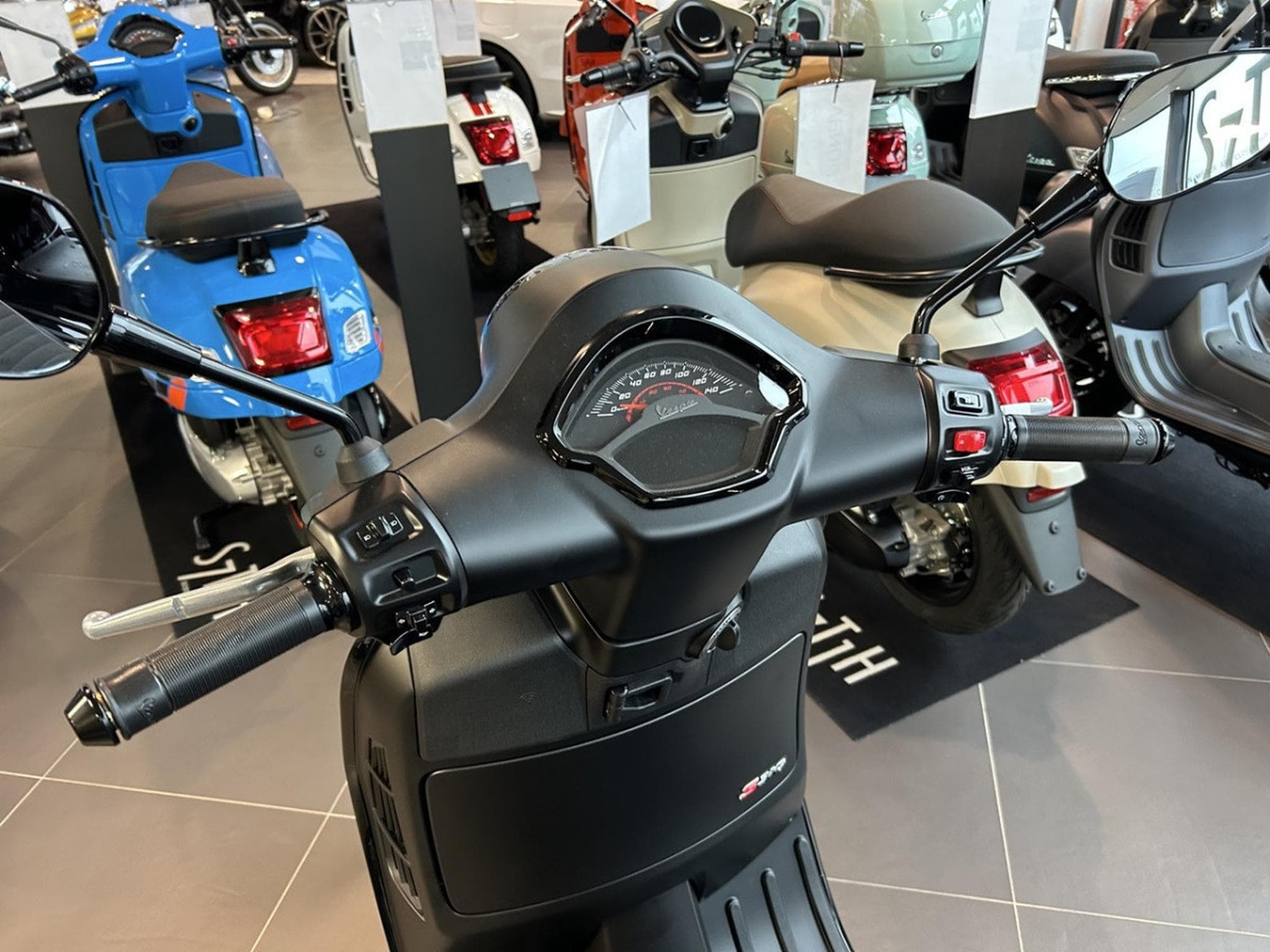 Vespa GTS Super Sport (2024) - Photo 4