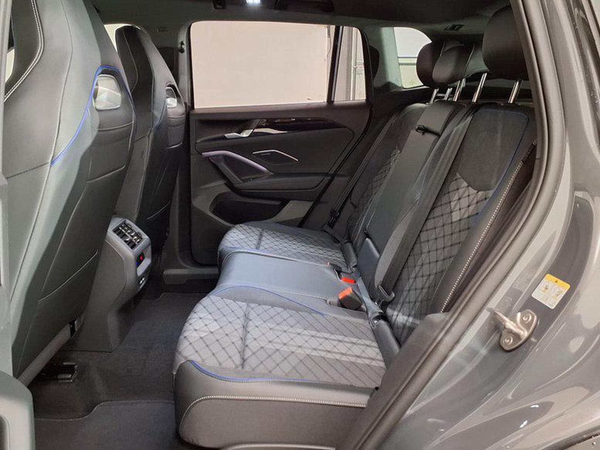 VW Tiguan R-Line 2.0 TSI 7-Gang-DSG 4x4 (2025) - Photo 10