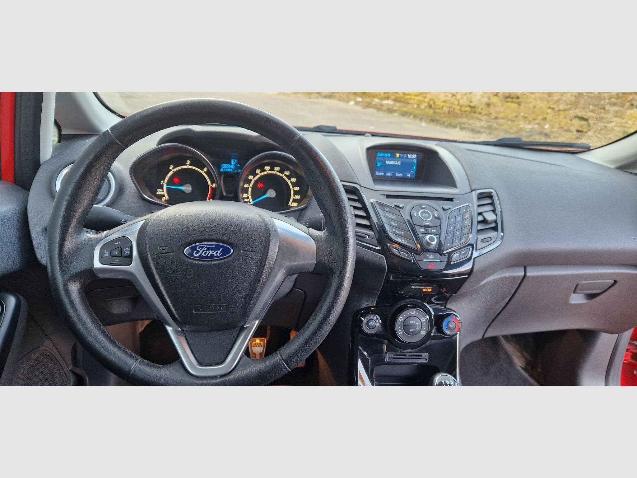 Ford Fiesta VI ph.2 ST Line 1.5 tdci 95ch (2016) - Photo 11