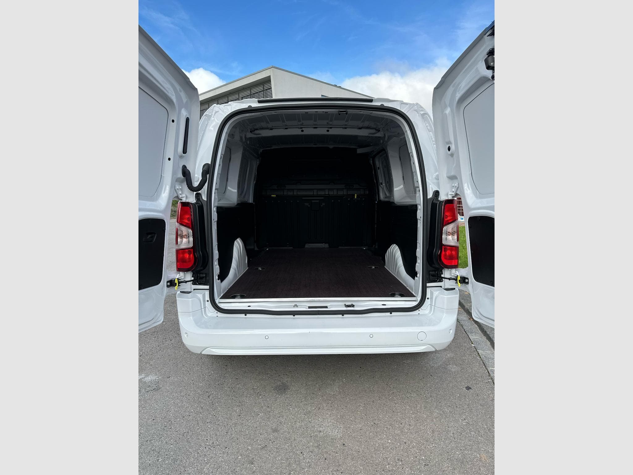 Opel Combo L2H1 HEAVY 1.5TURBO D (2025) - Photo 4