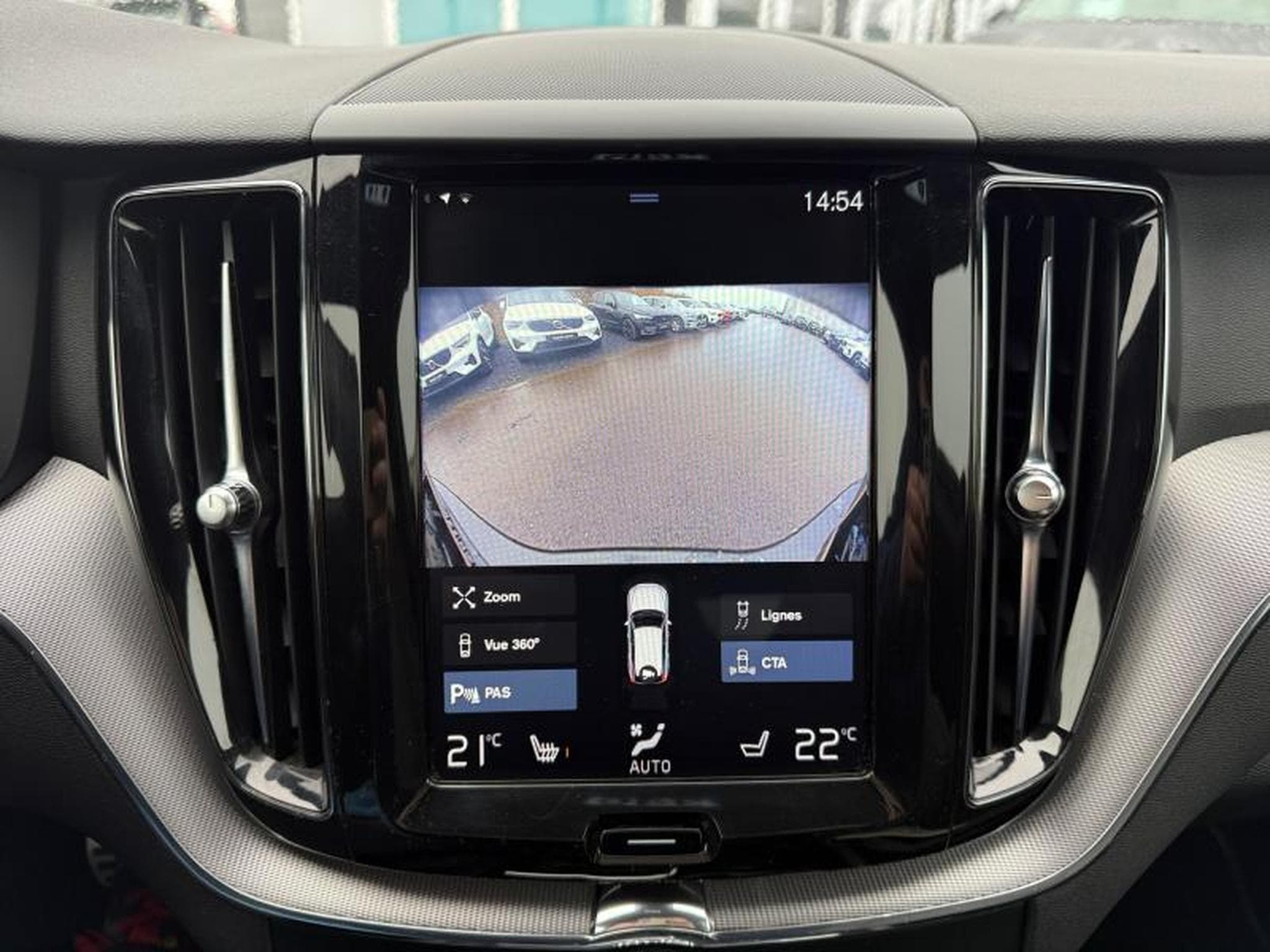 Volvo XC60 T4 R Design / Essence (2020) - Photo 17