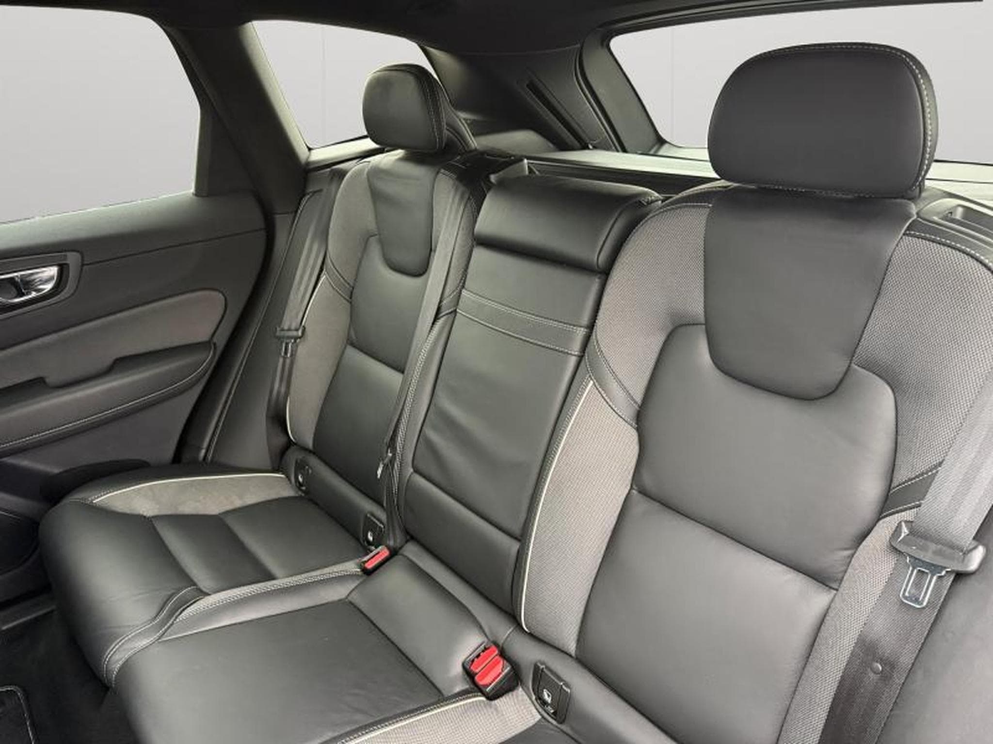 Volvo XC60 T4 R Design / Essence (2020) - Photo 34