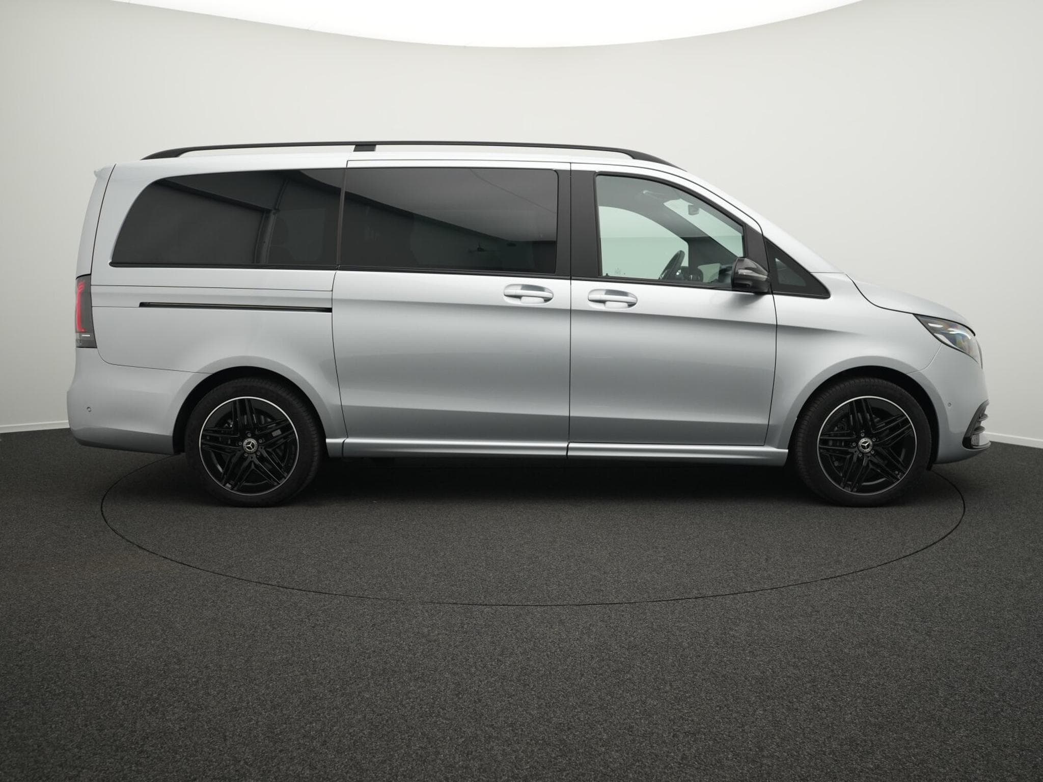 Mercedes V d RWD Avantgarde lang (2024) - Photo 5
