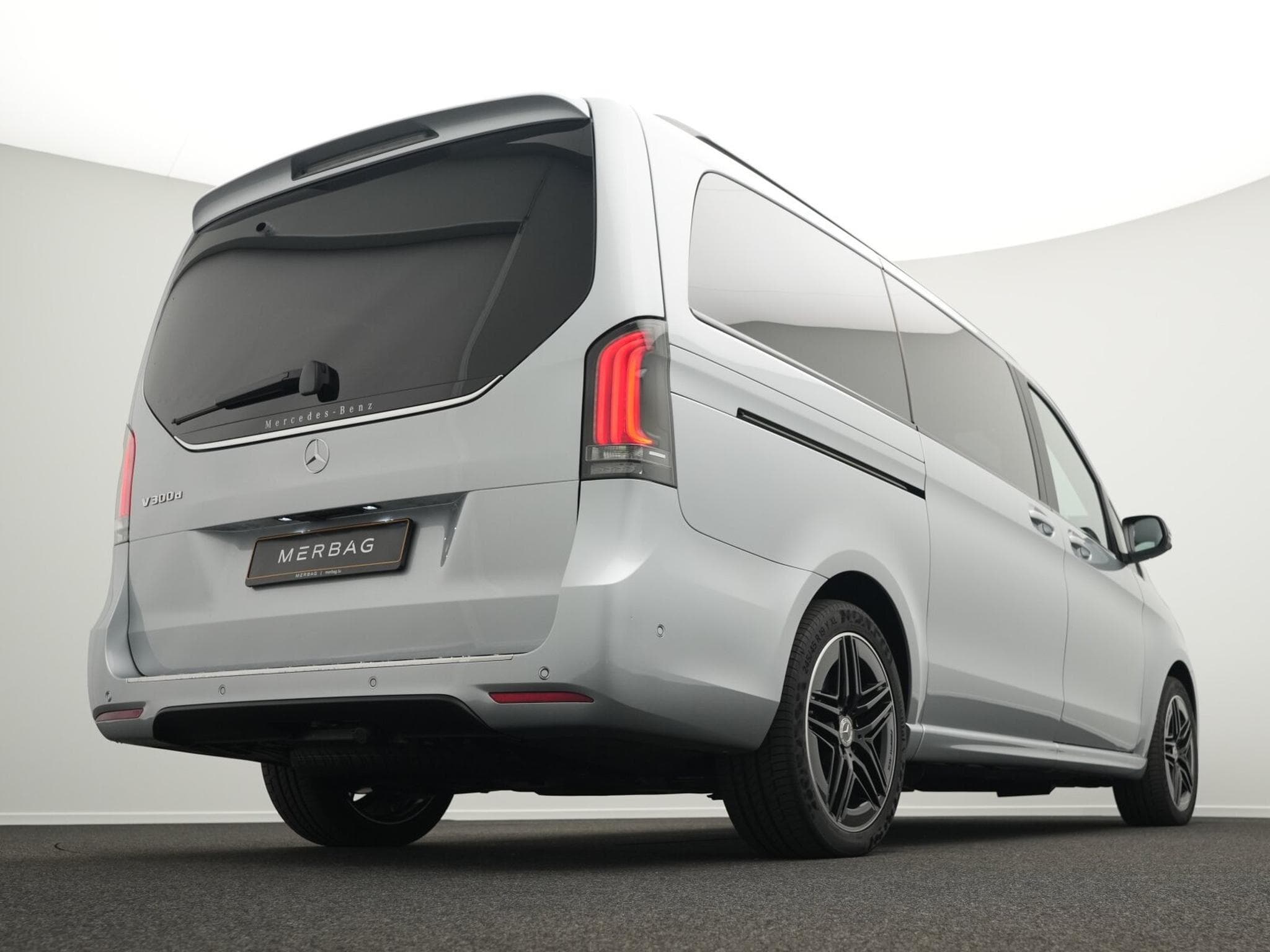 Mercedes V d RWD Avantgarde lang (2024) - Photo 9