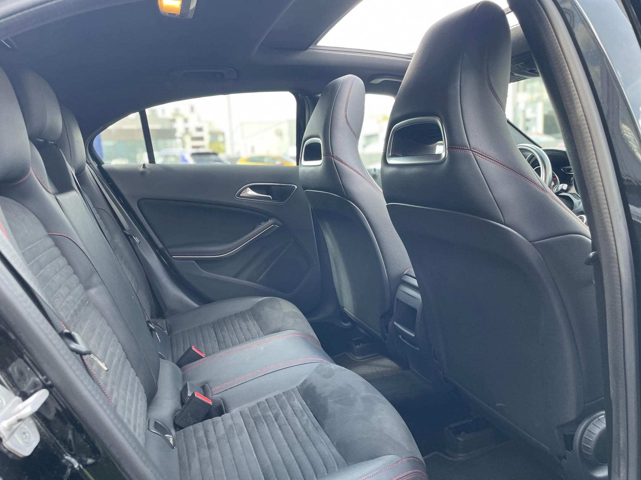 Mercedes A 180 d AMG Line 7G-DCT Toit Ouvrant (2016) - Photo 5