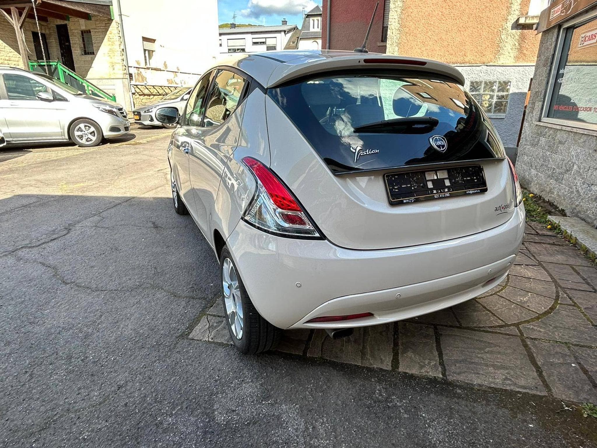Lancia Ypsilon 1.2 Essence 5 Portes (2015) - Photo 3