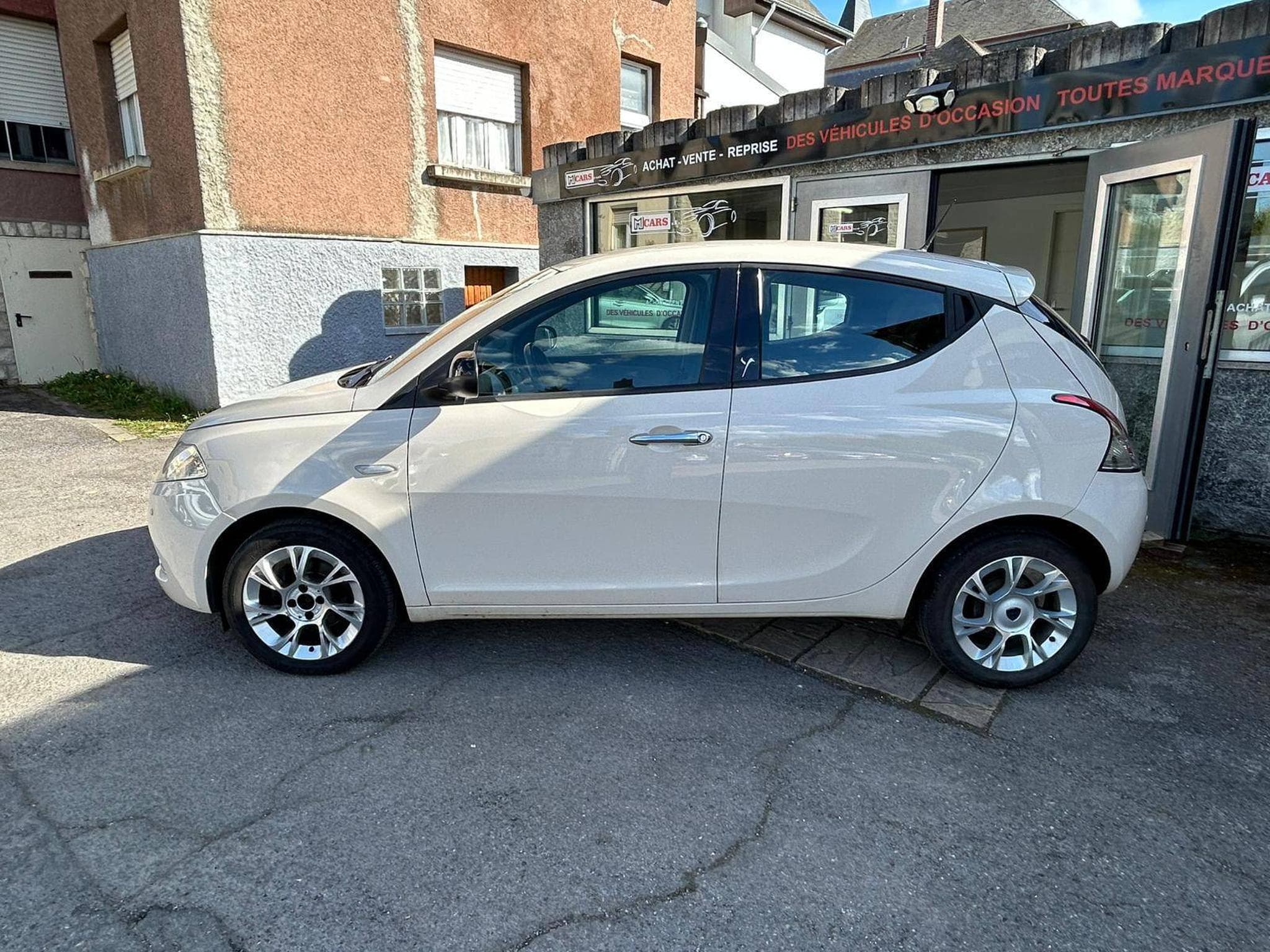 Lancia Ypsilon 1.2 Essence 5 Portes (2015) - Photo 4