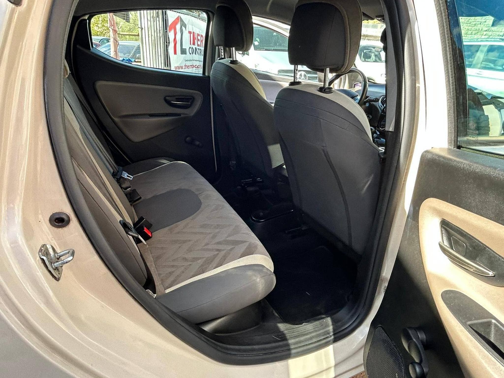Lancia Ypsilon 1.2 Essence 5 Portes (2015) - Photo 9