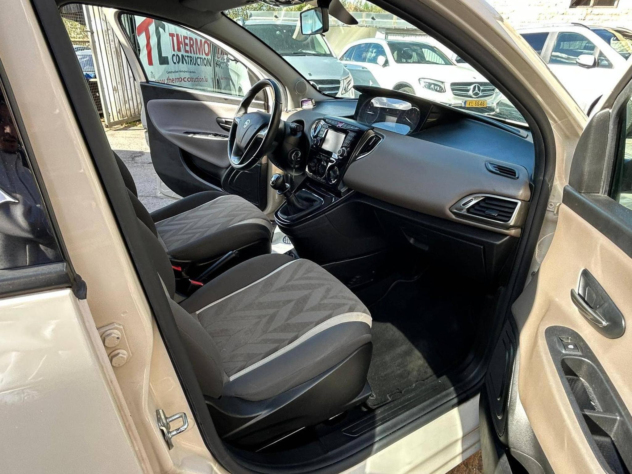 Lancia Ypsilon 1.2 Essence 5 Portes (2015) - Photo 12