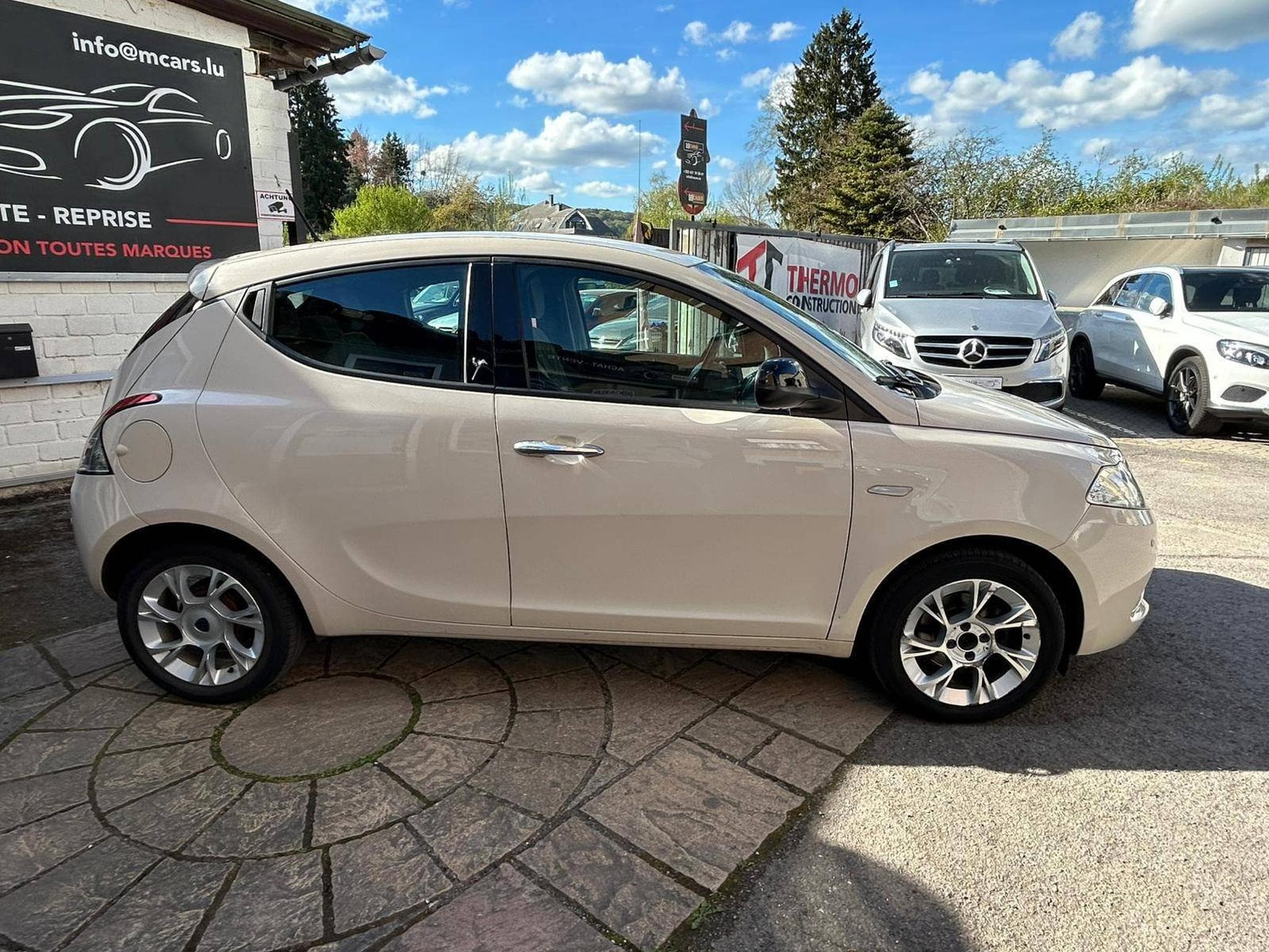 Lancia Ypsilon 1.2 Essence 5 Portes (2015) - Photo 8