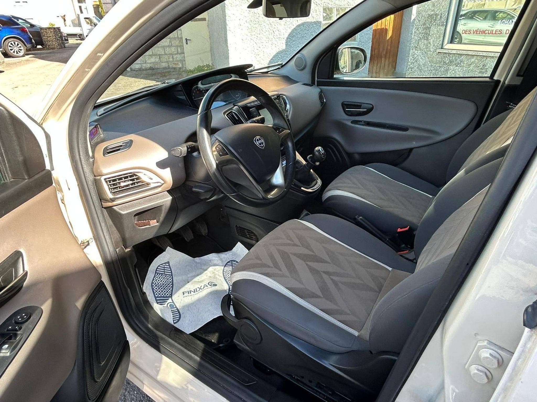 Lancia Ypsilon 1.2 Essence 5 Portes (2015) - Photo 11