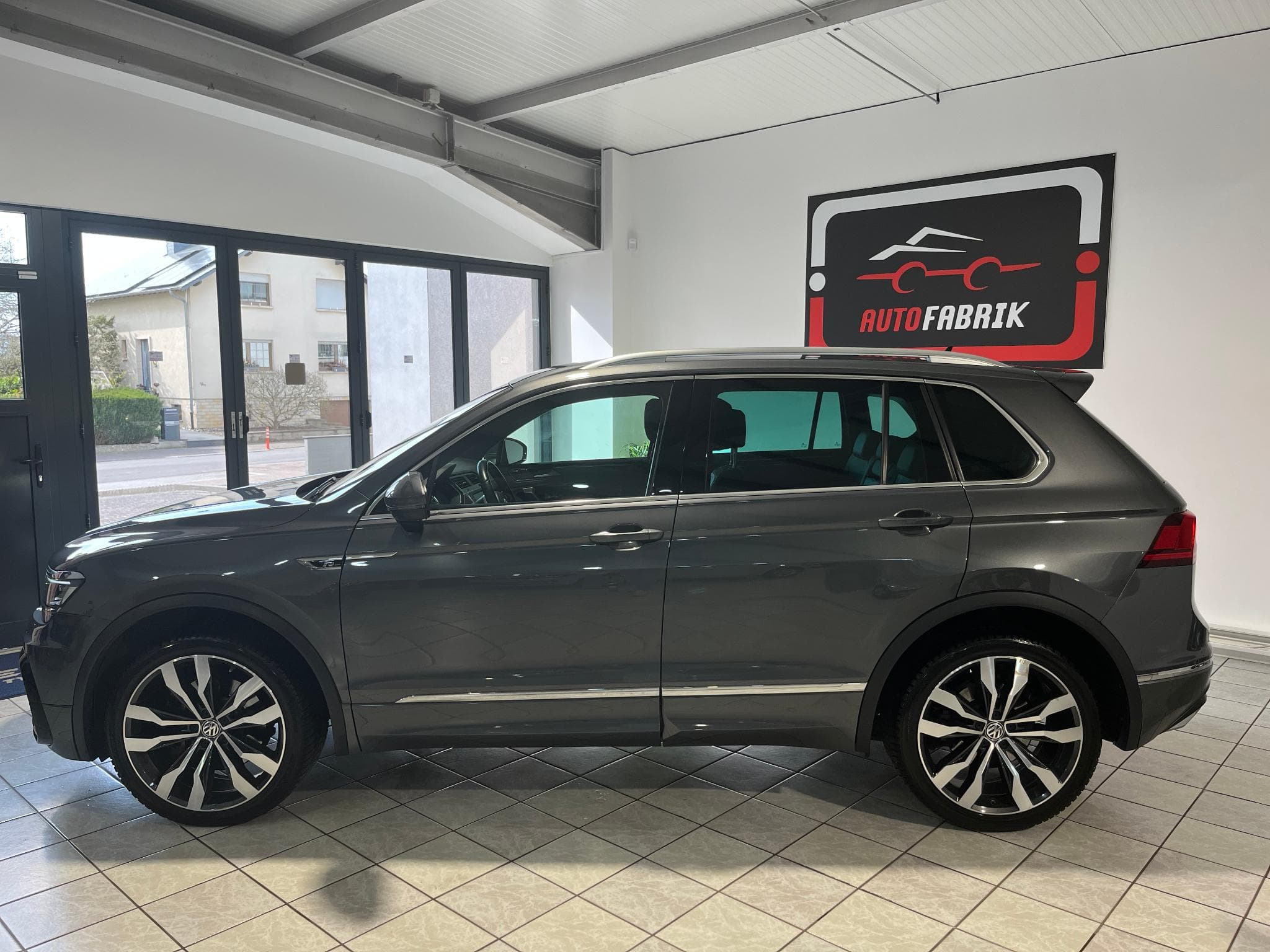 VW Tiguan 2.0 BI-TDI 240ch R-Line 4Motion DSG CARPLAY (2017) - Photo 2
