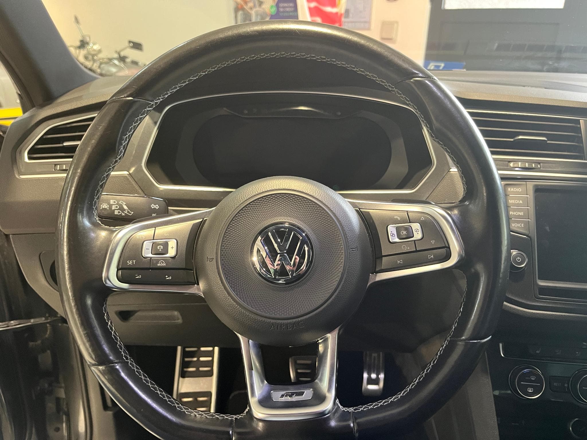 VW Tiguan 2.0 BI-TDI 240ch R-Line 4Motion DSG CARPLAY (2017) - Photo 17