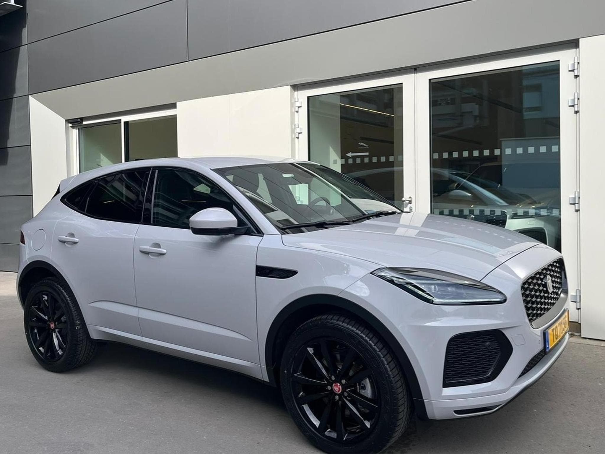 Jaguar E-Pace R-Dinamique (2023) - Photo 3