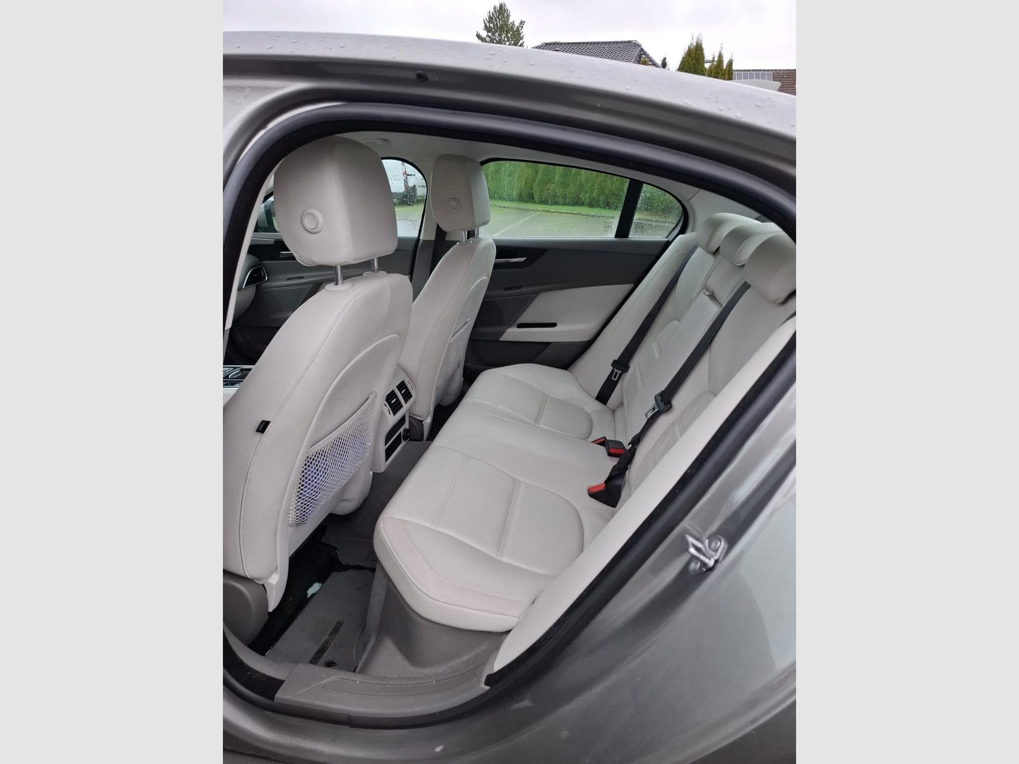 Jaguar XE Pure (2017) - Photo 3