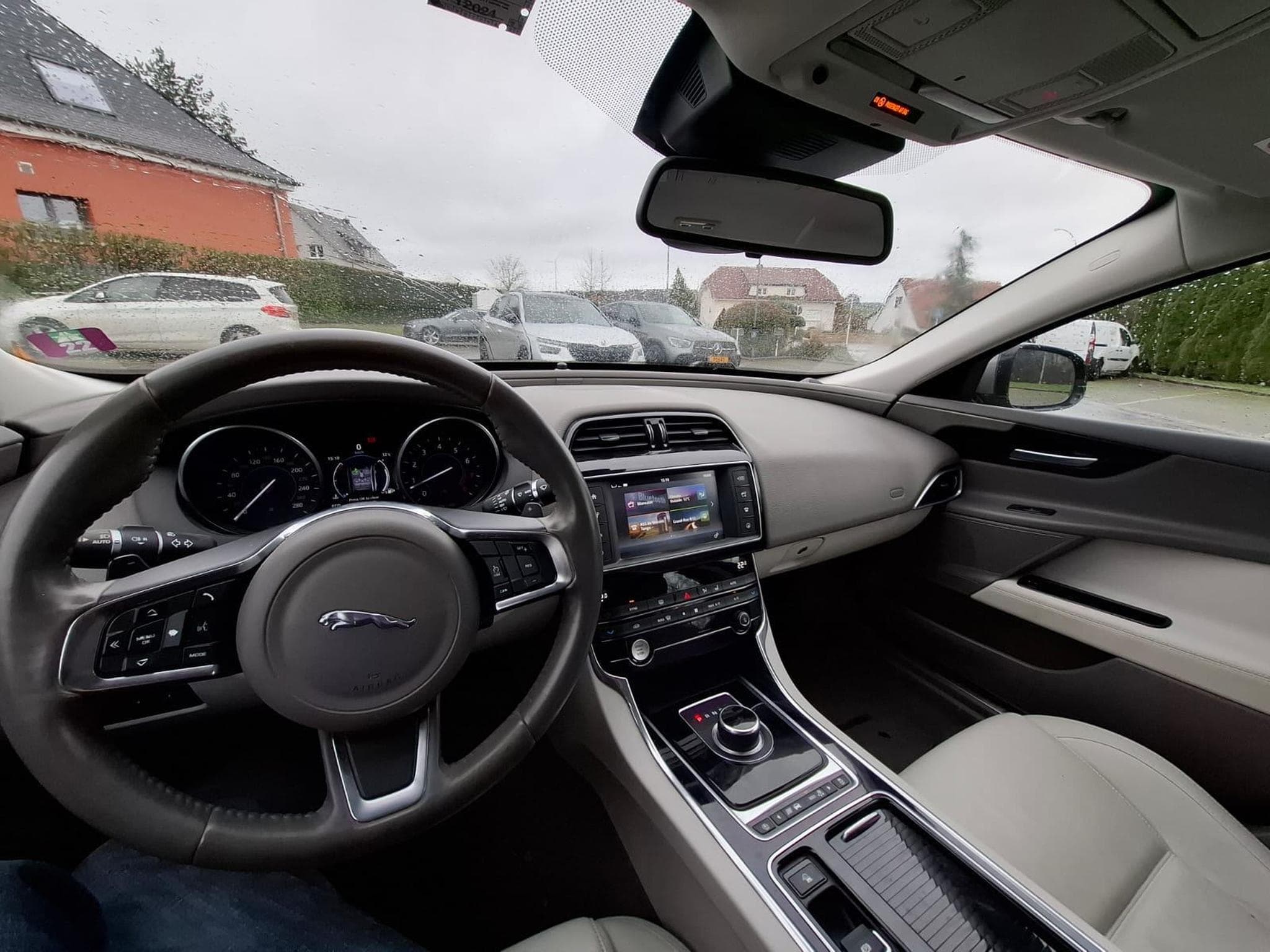 Jaguar XE Pure (2017) - Photo 2