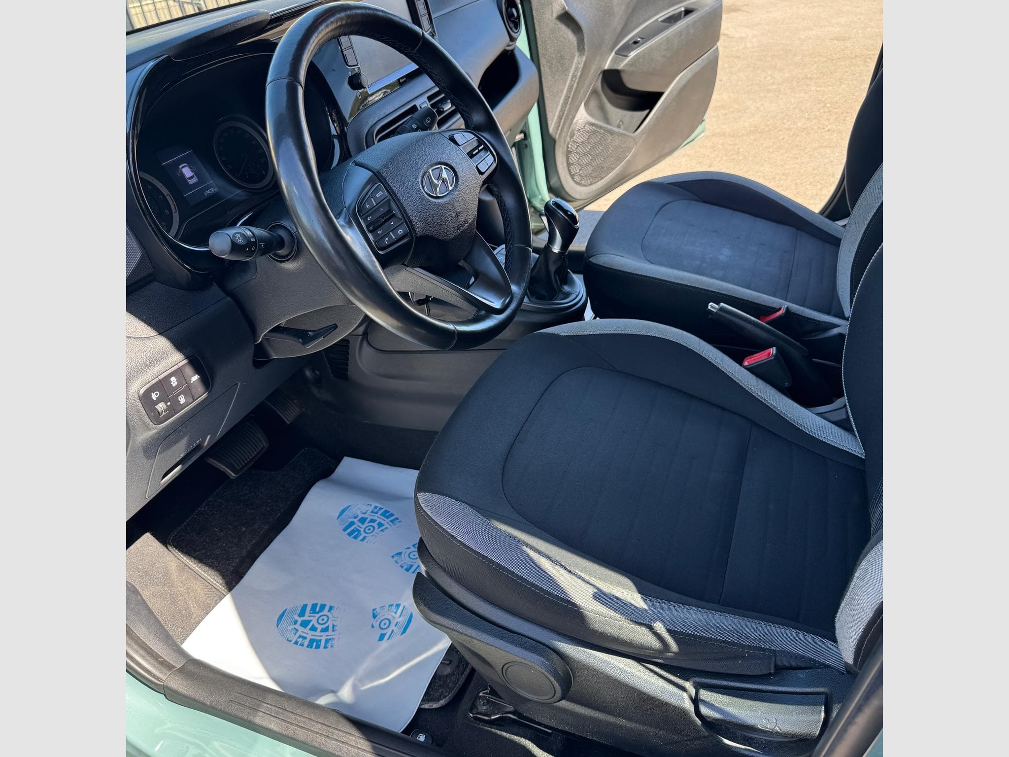 Hyundai i10 1,0TWIST TECHNO PACK (2021) - Photo 8