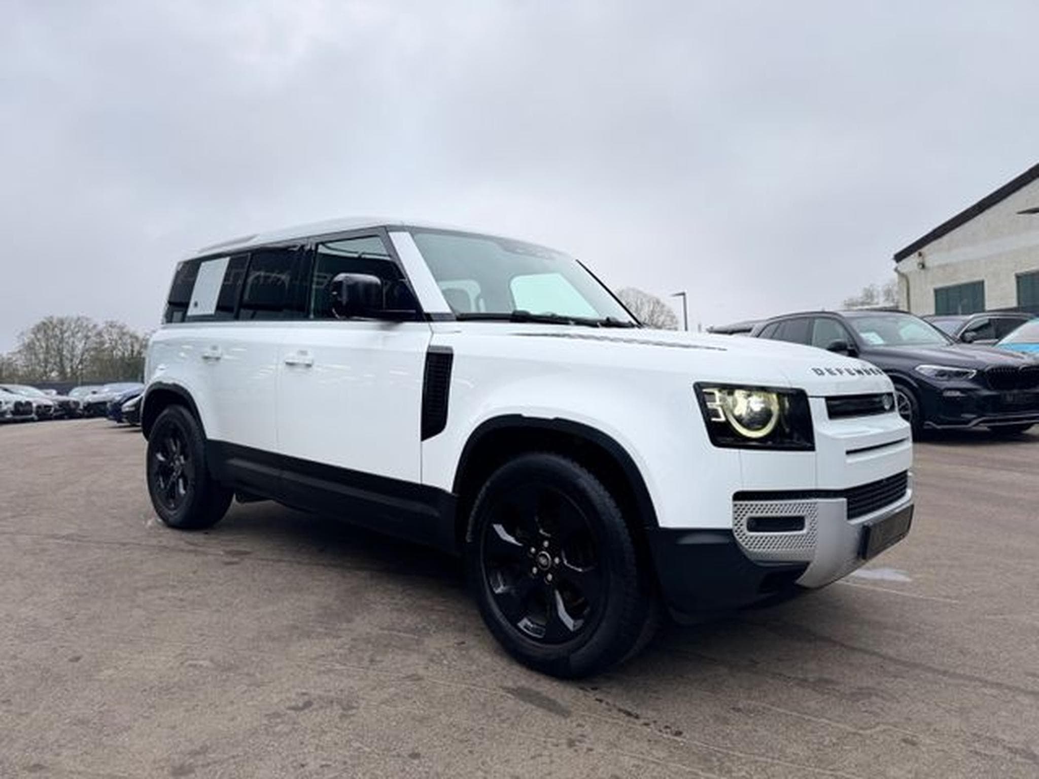 Land-Rover Defender DEFENDER*BLACK-DESIGN PACK*2.HD*LED*OFF ROAD*TOP (2020) - Photo 4