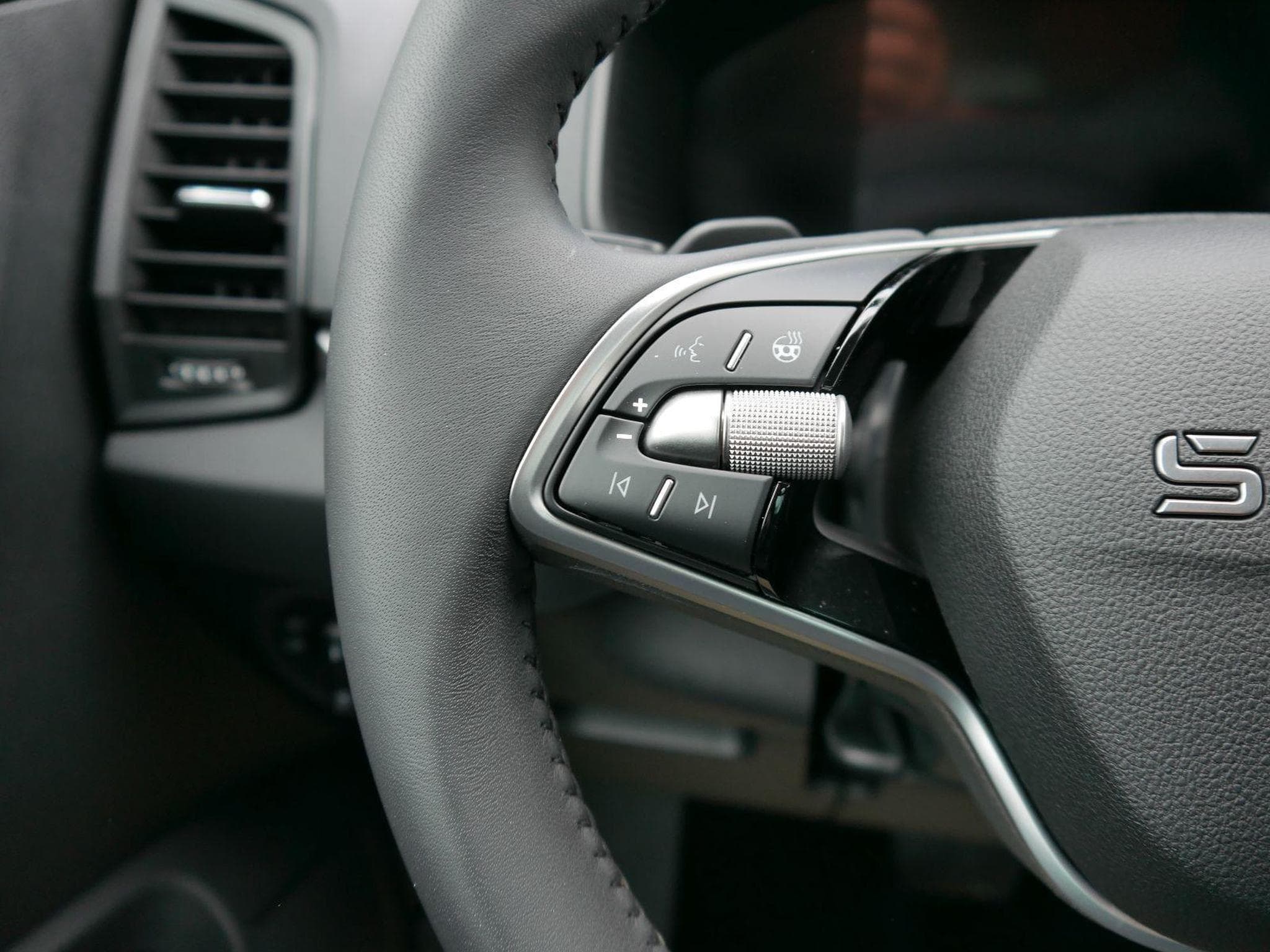 Skoda Karoq Selection 2.0 TDI DSG 4x4 (2026) - Photo 12