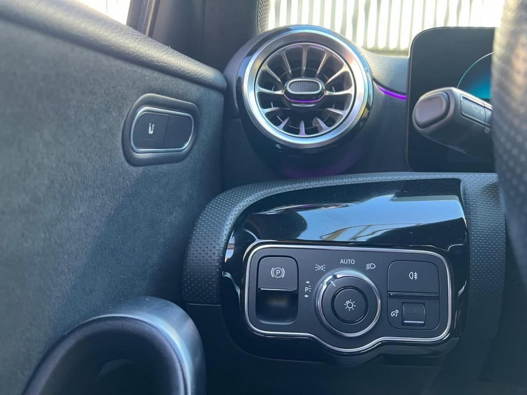 Mercedes A 180 Automatique / Alcantara / Diesel / (2021) - Photo 19