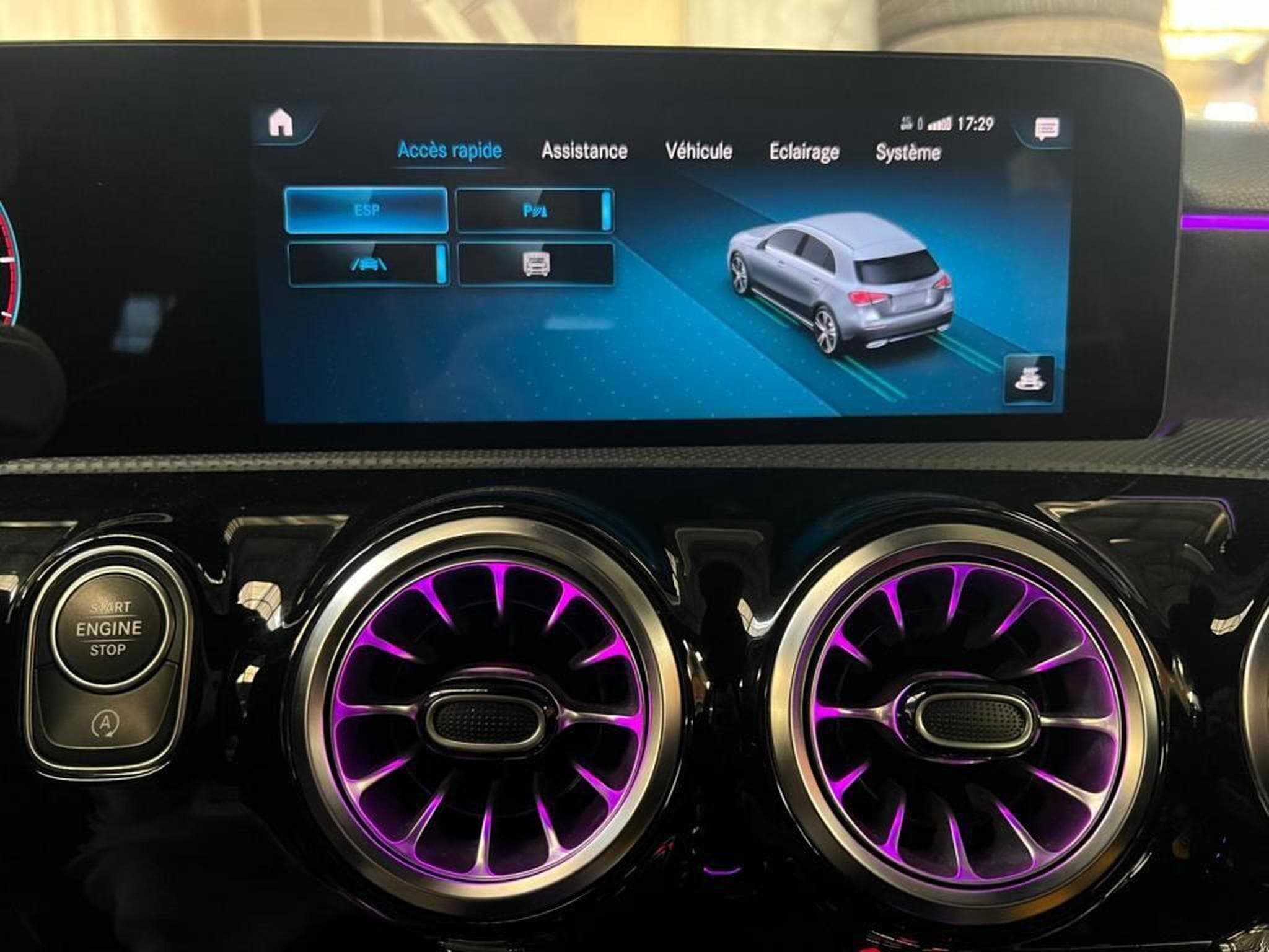Mercedes A 180 Automatique / Alcantara / Diesel / (2021) - Photo 21