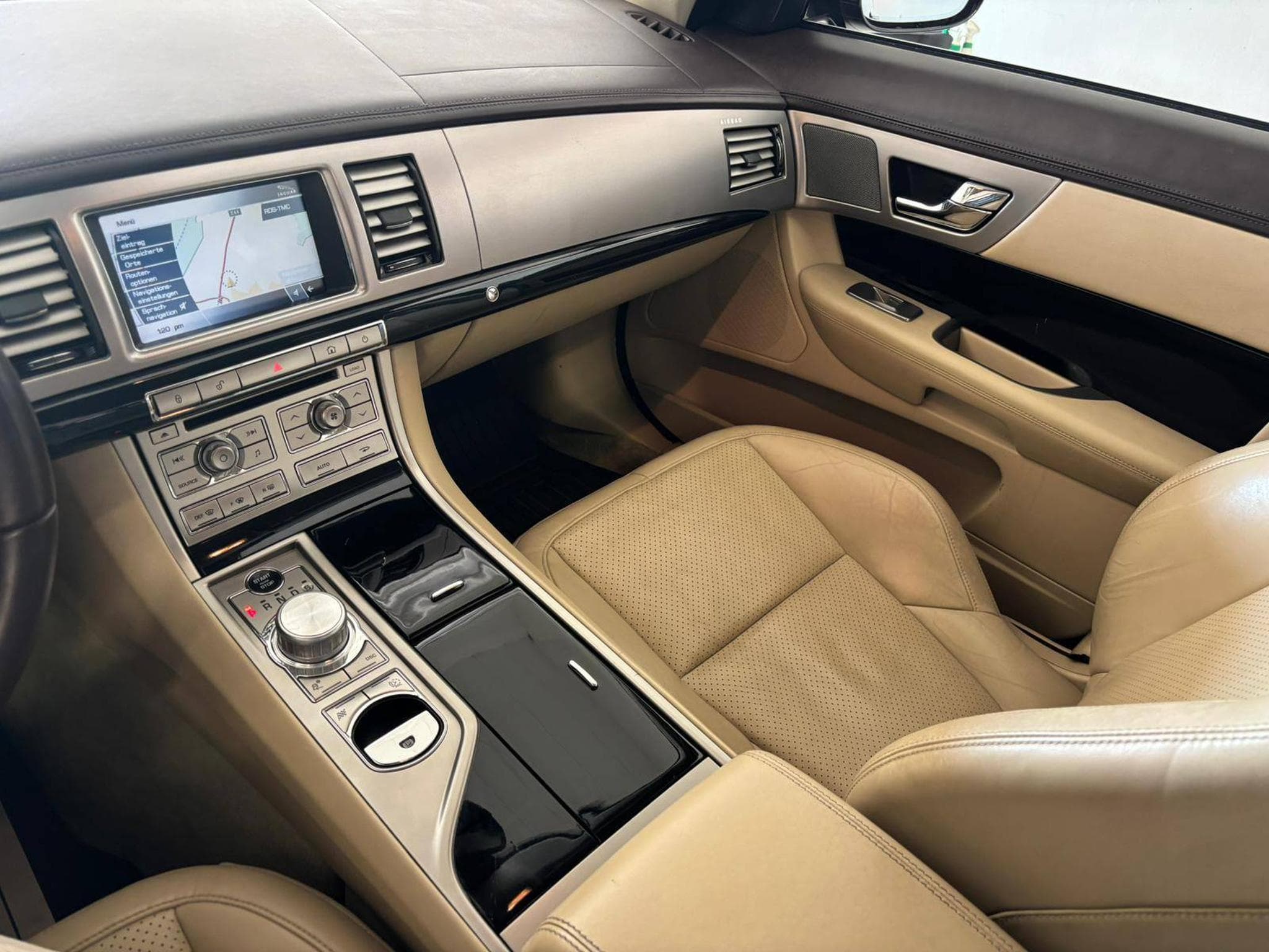 Jaguar XF 3.0 V6 Diesel Premium Luxury (2011) - Photo 9