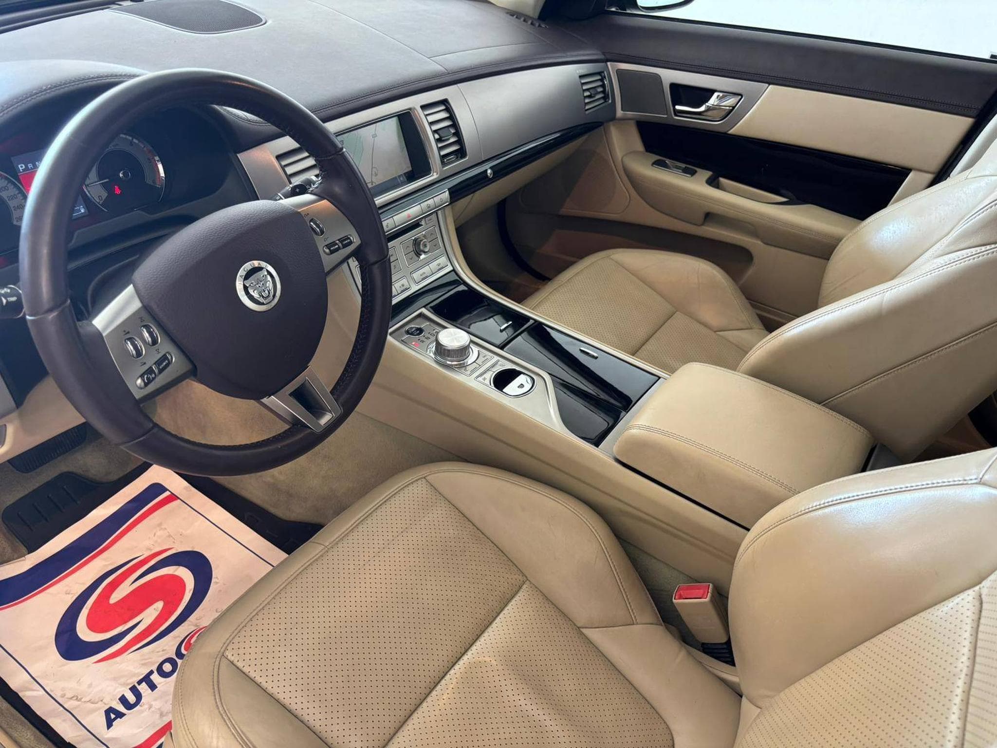 Jaguar XF 3.0 V6 Diesel Premium Luxury (2011) - Photo 8