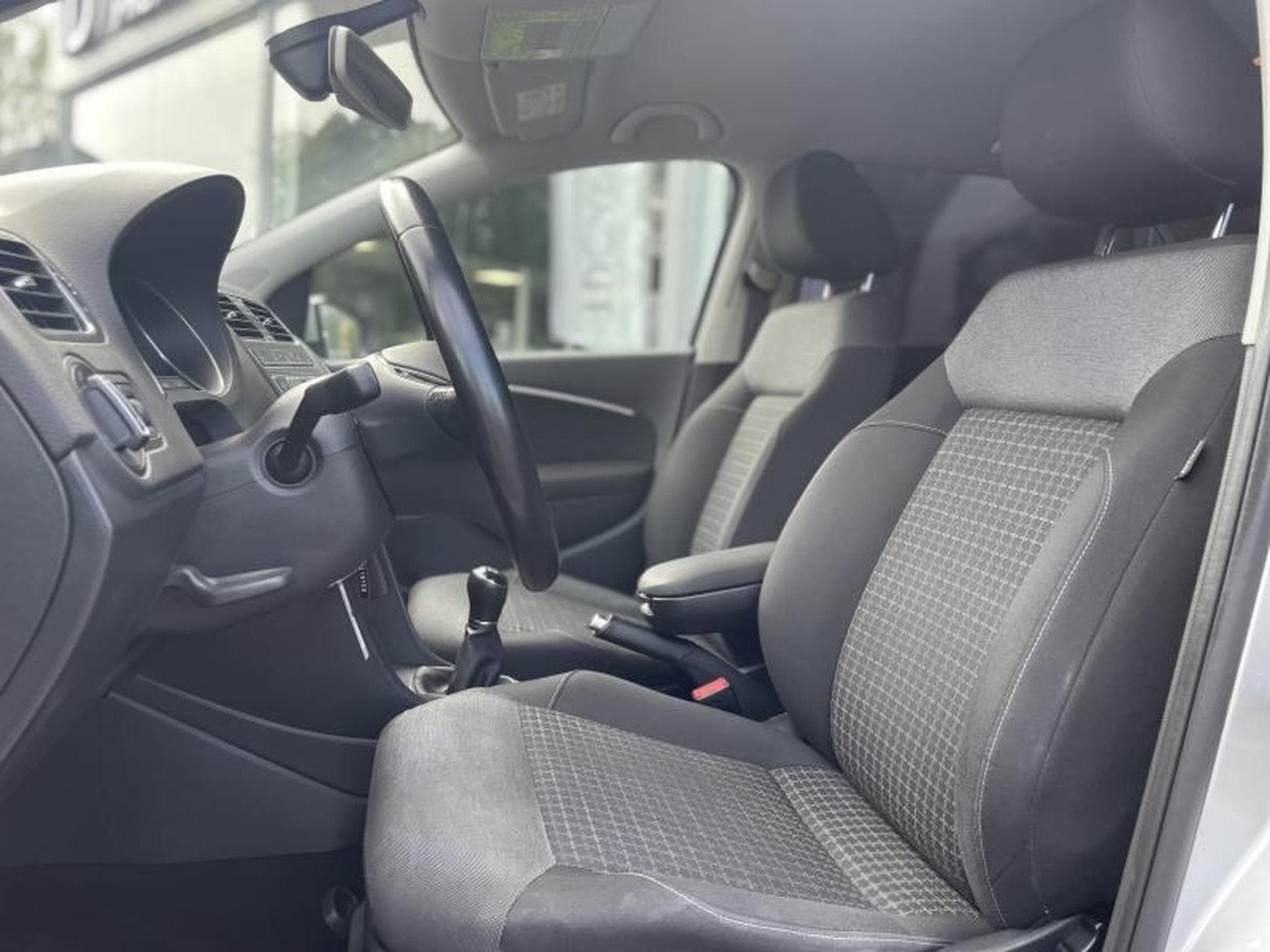 VW Polo 1.4 Tdi 90 Comfortline (2015) - Photo 7