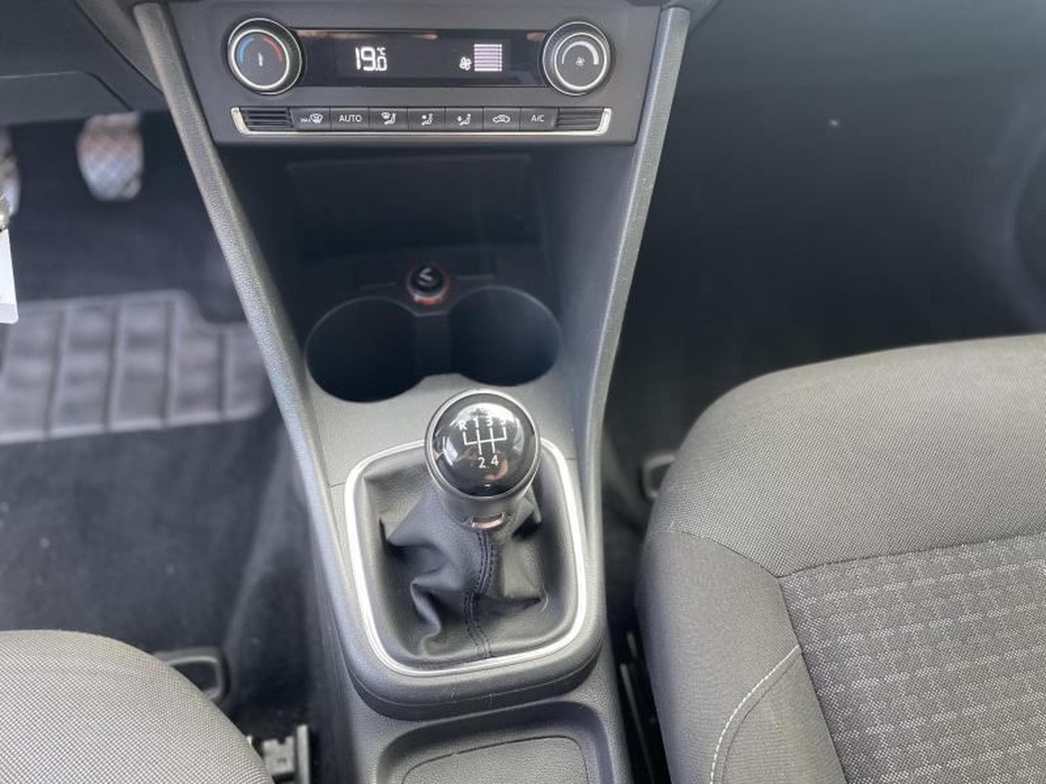 VW Polo 1.4 Tdi 90 Comfortline (2015) - Photo 9