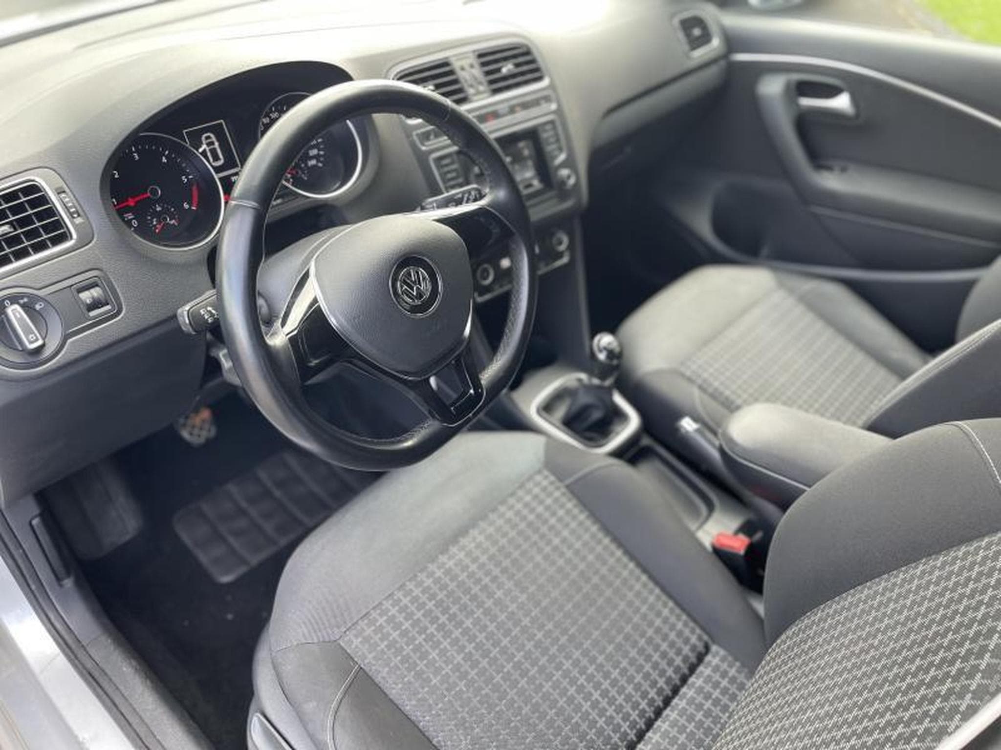 VW Polo 1.4 Tdi 90 Comfortline (2015) - Photo 6