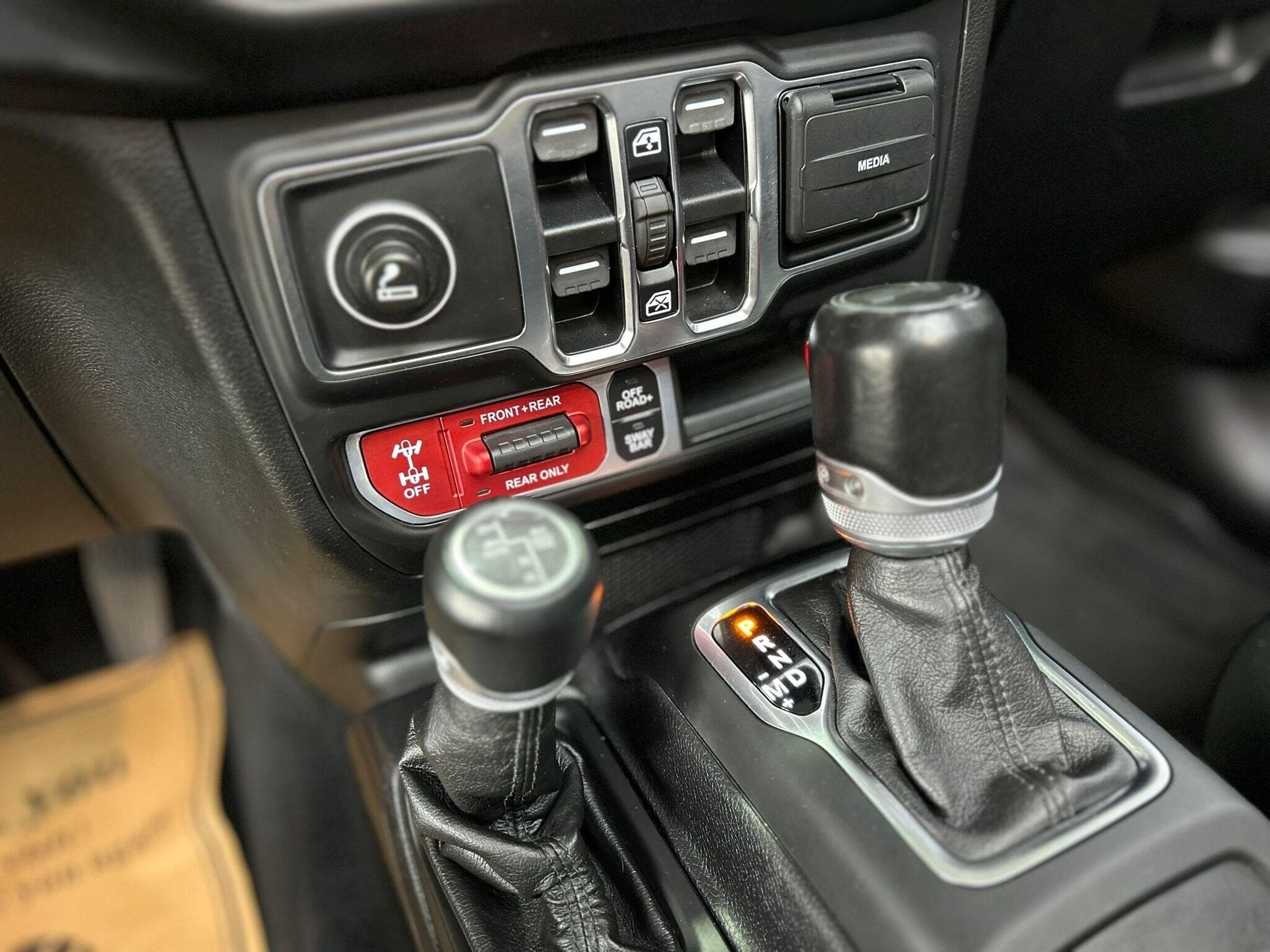 Jeep Wrangler 2 L TURBO RUBICON 270 Ps (2021) - Photo 15