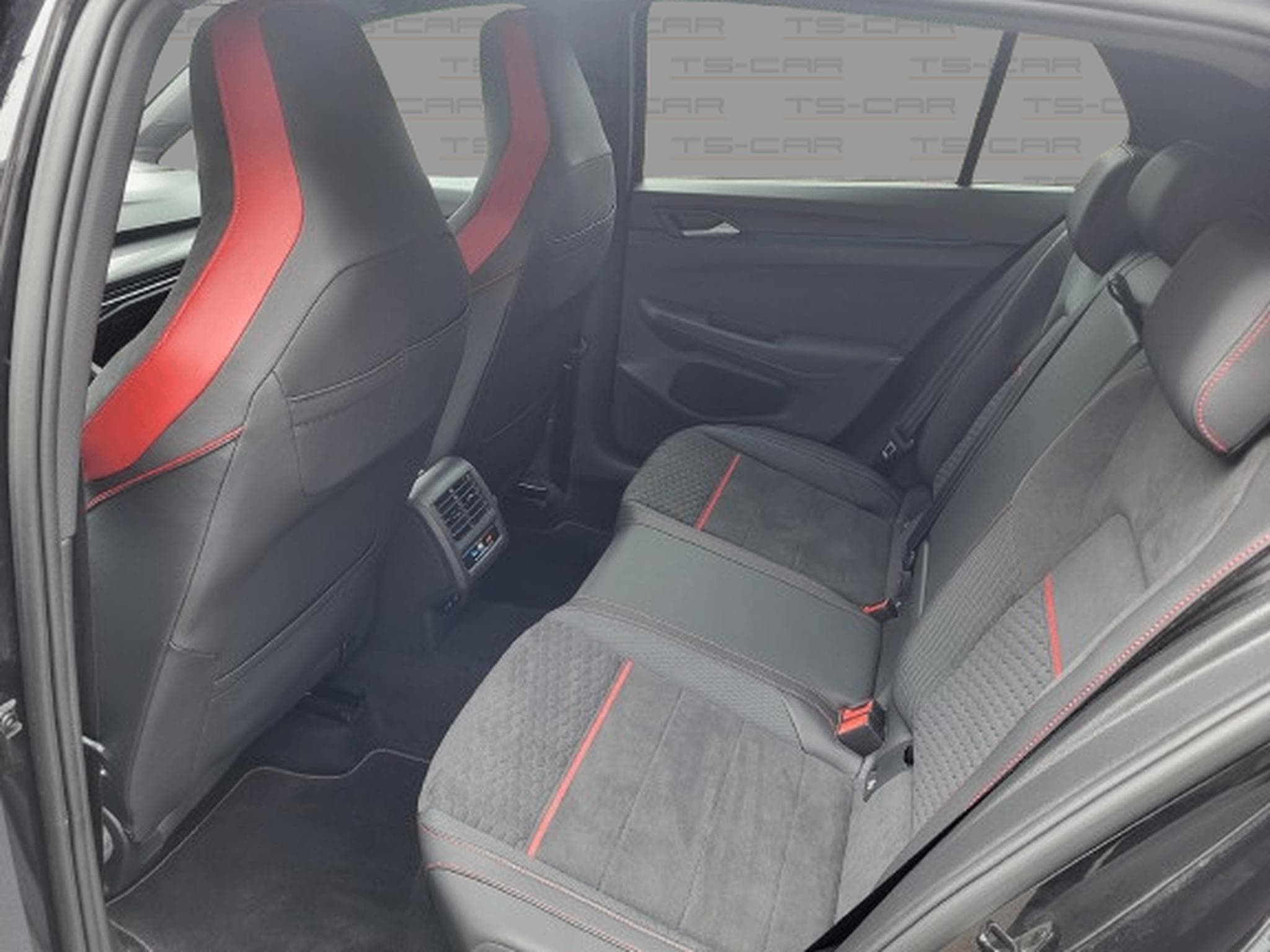 VW Golf VIII GTI Clubsport 2.0 TSI 300CV DSG7 (2021) - Photo 10
