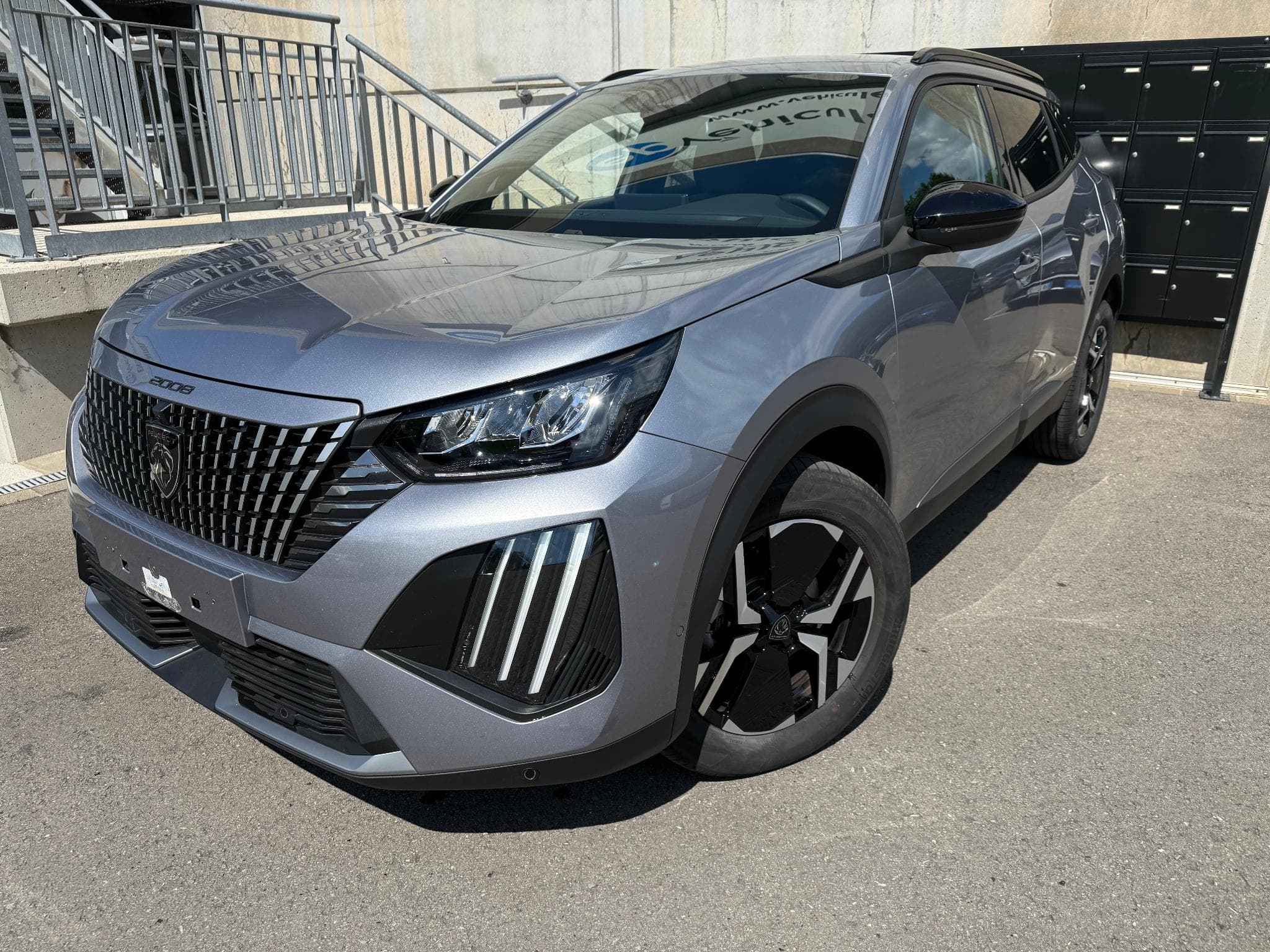 Peugeot 2008 1.2 HYBRID 145 E-DCS6 ALLURE (2025) - Photo 1