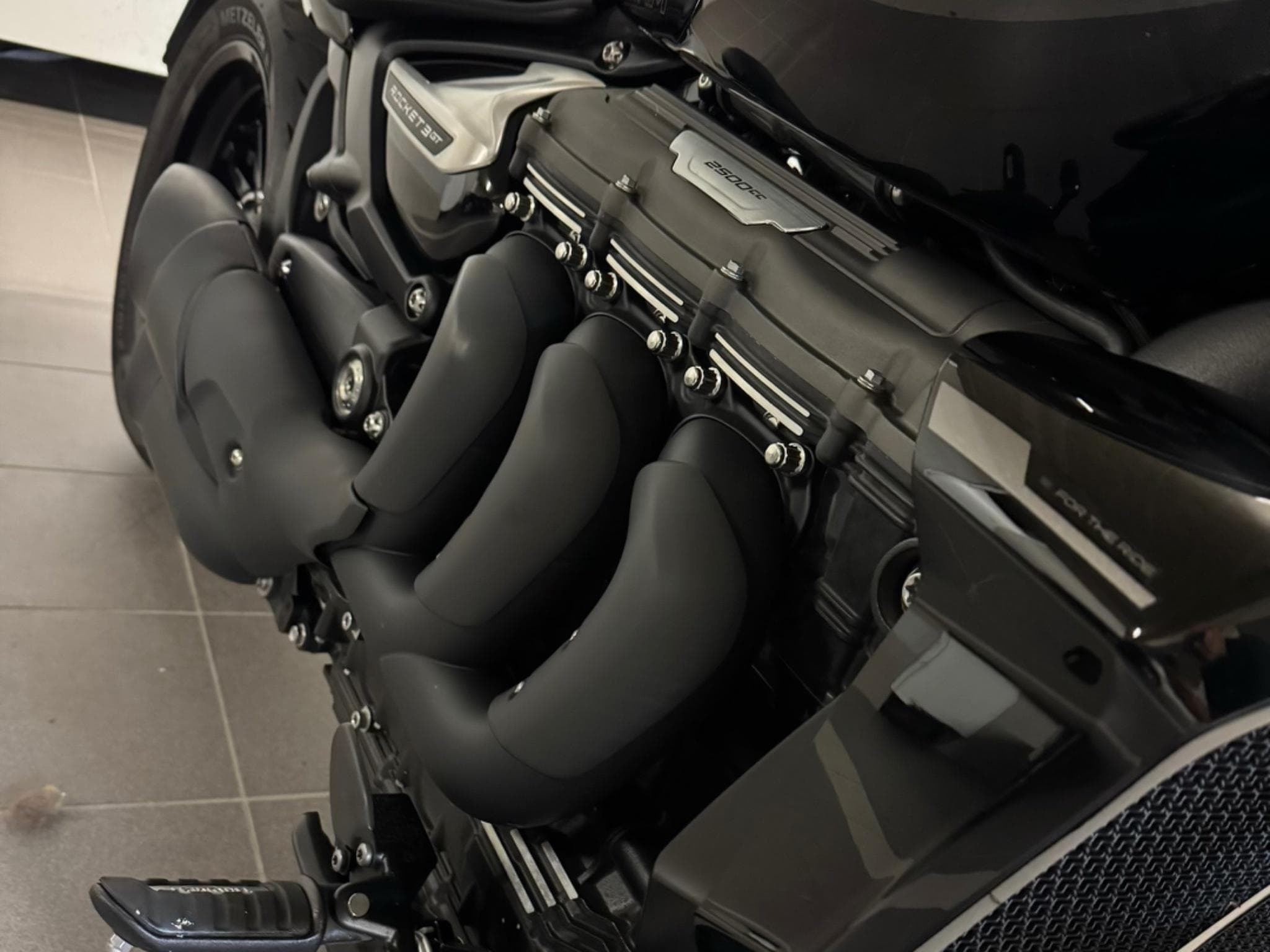 Triumph Rocket 3 GT STORM (2025) - Photo 3