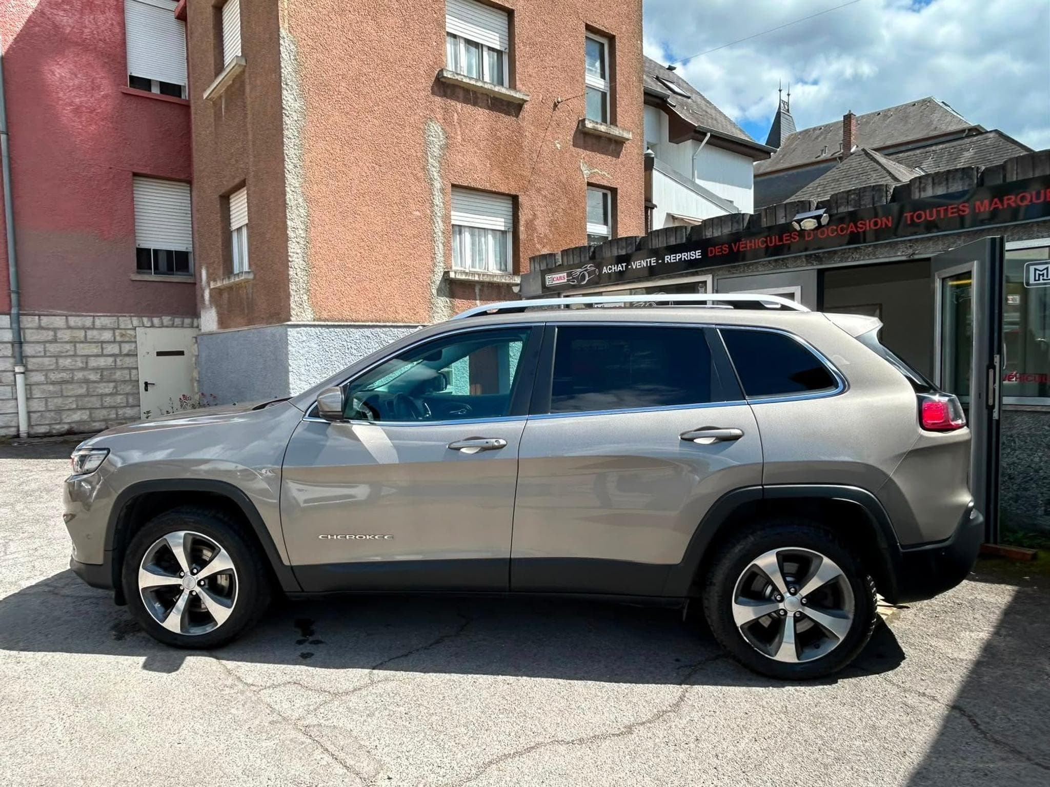 Jeep Cherokee 2.2 D 194CV 4X4 AUTOMATIQUE PANORAMA CUIR (2019) - Photo 3