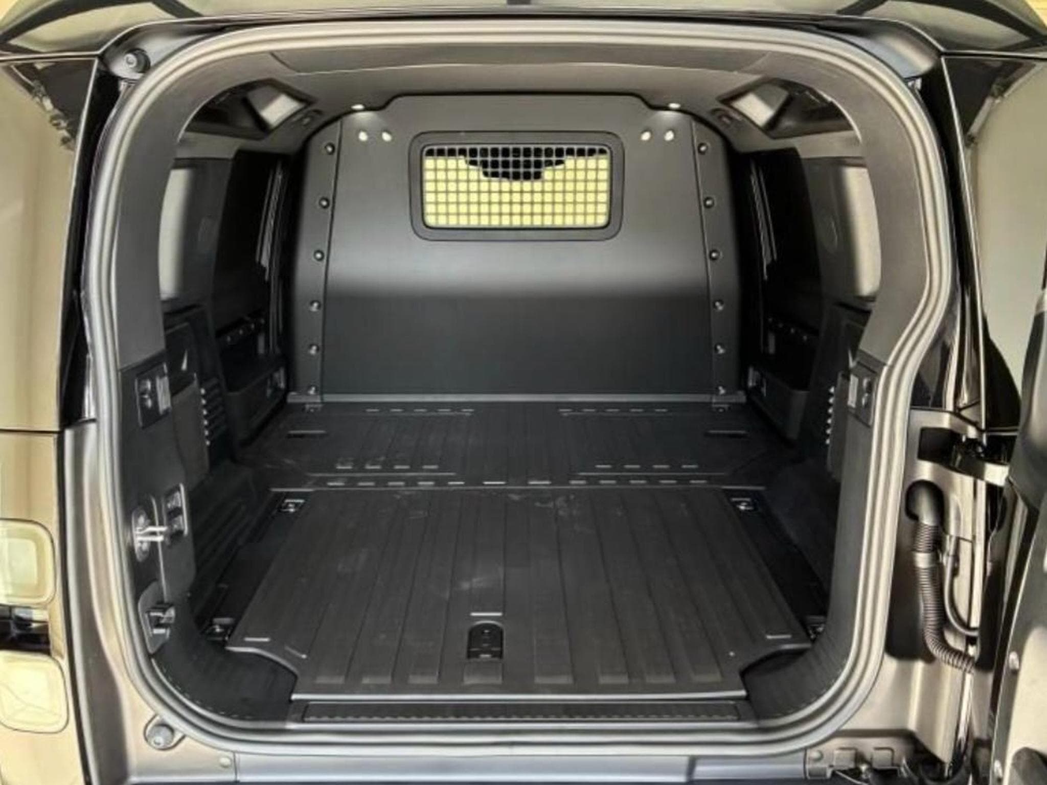 Land-Rover Defender 110 D250 HardTop X-Dynamic SE UTILITAIRE (2025) - Photo 9