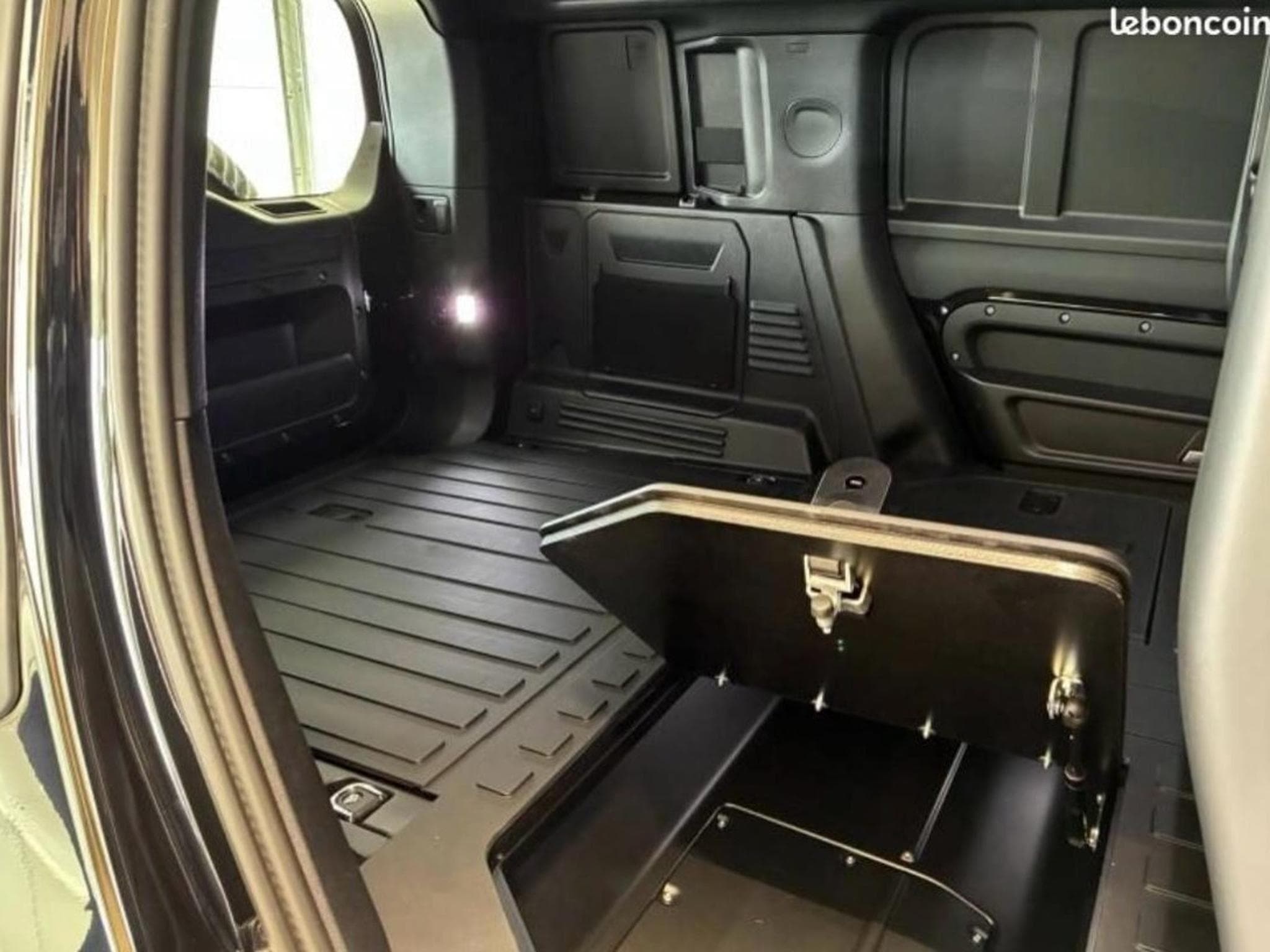 Land-Rover Defender 110 D250 HardTop X-Dynamic SE UTILITAIRE (2025) - Photo 10
