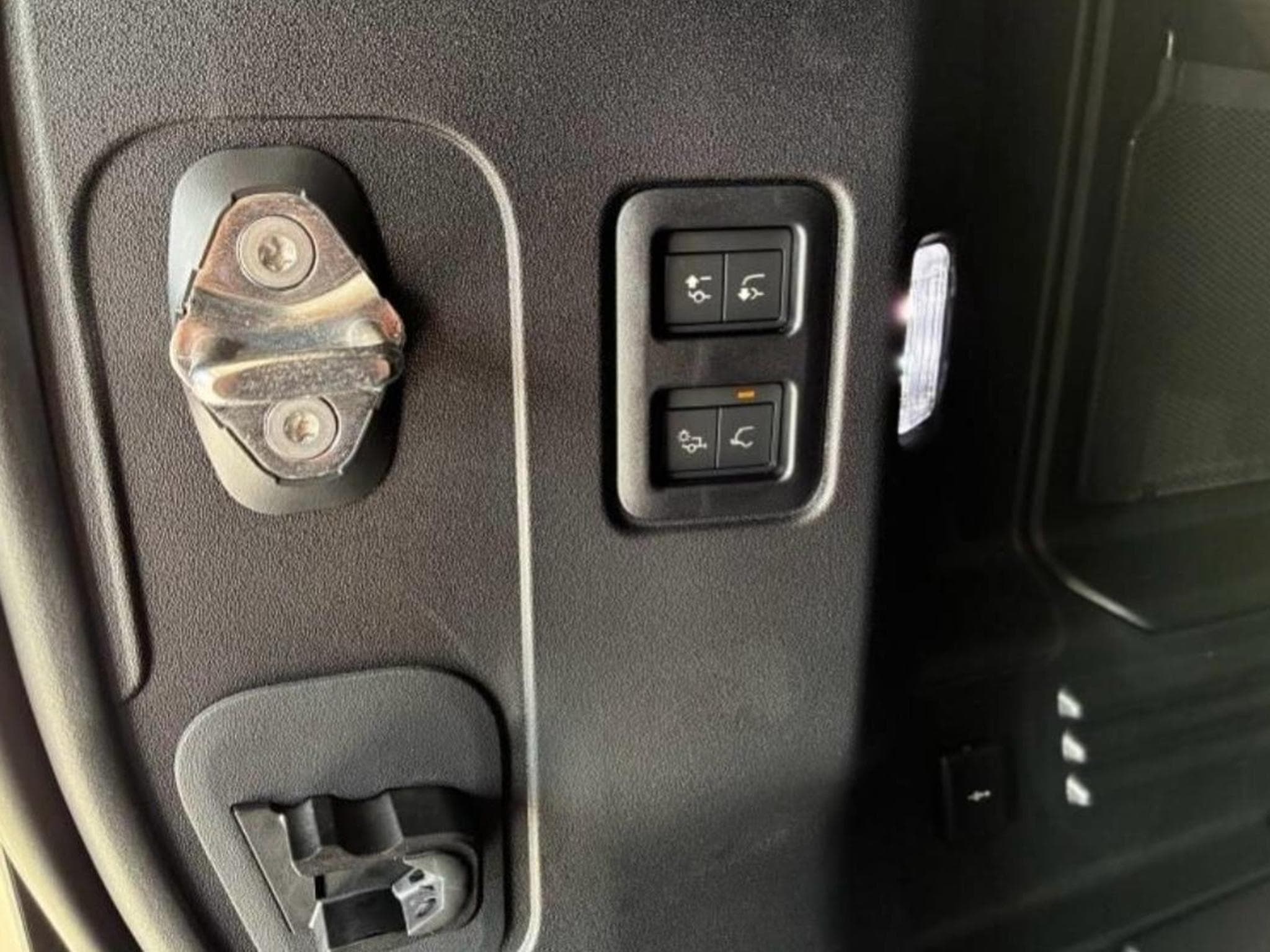 Land-Rover Defender 110 D250 HardTop X-Dynamic SE UTILITAIRE (2025) - Photo 11