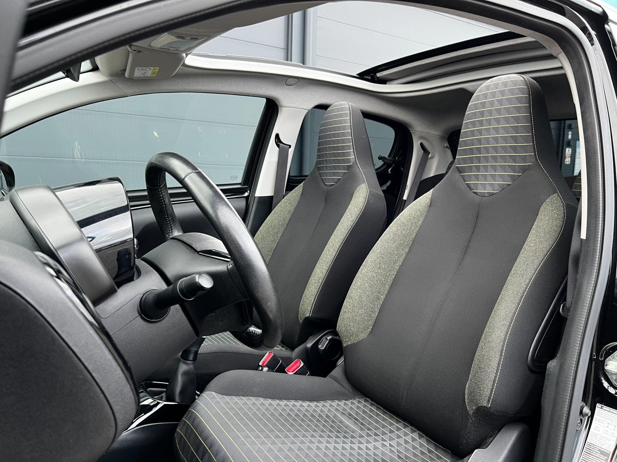 Peugeot 108 108 1.0 VTI Top!Collection, toit ouvrant (2020) - Photo 8