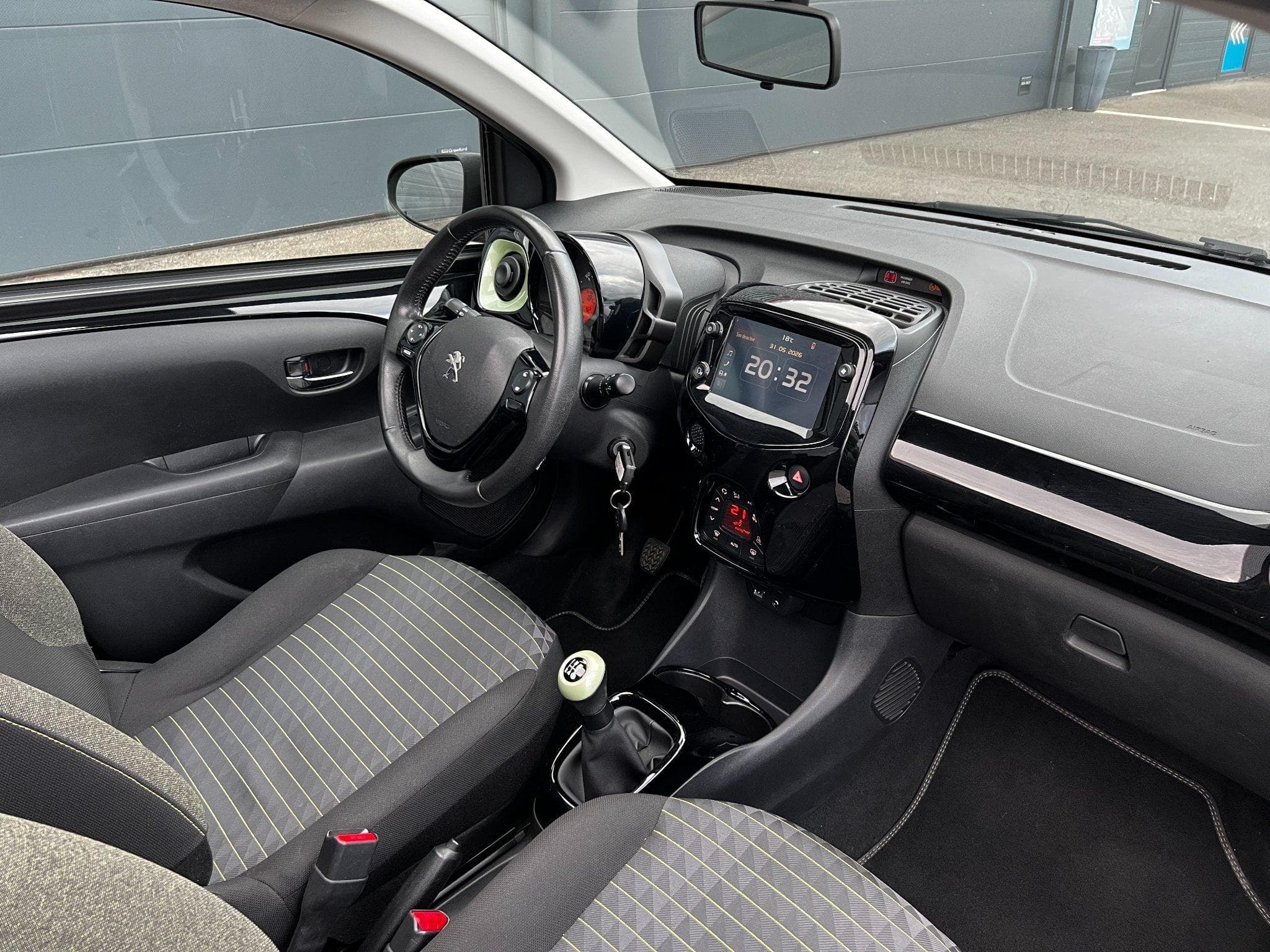 Peugeot 108 108 1.0 VTI Top!Collection, toit ouvrant (2020) - Photo 9