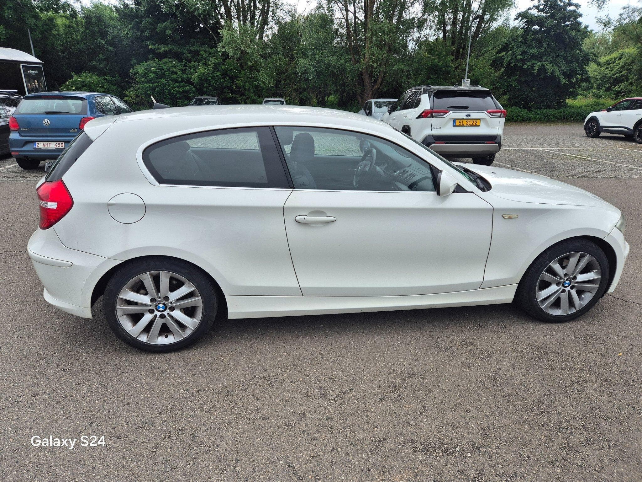 BMW 118 d COUPE (2011) - Photo 2